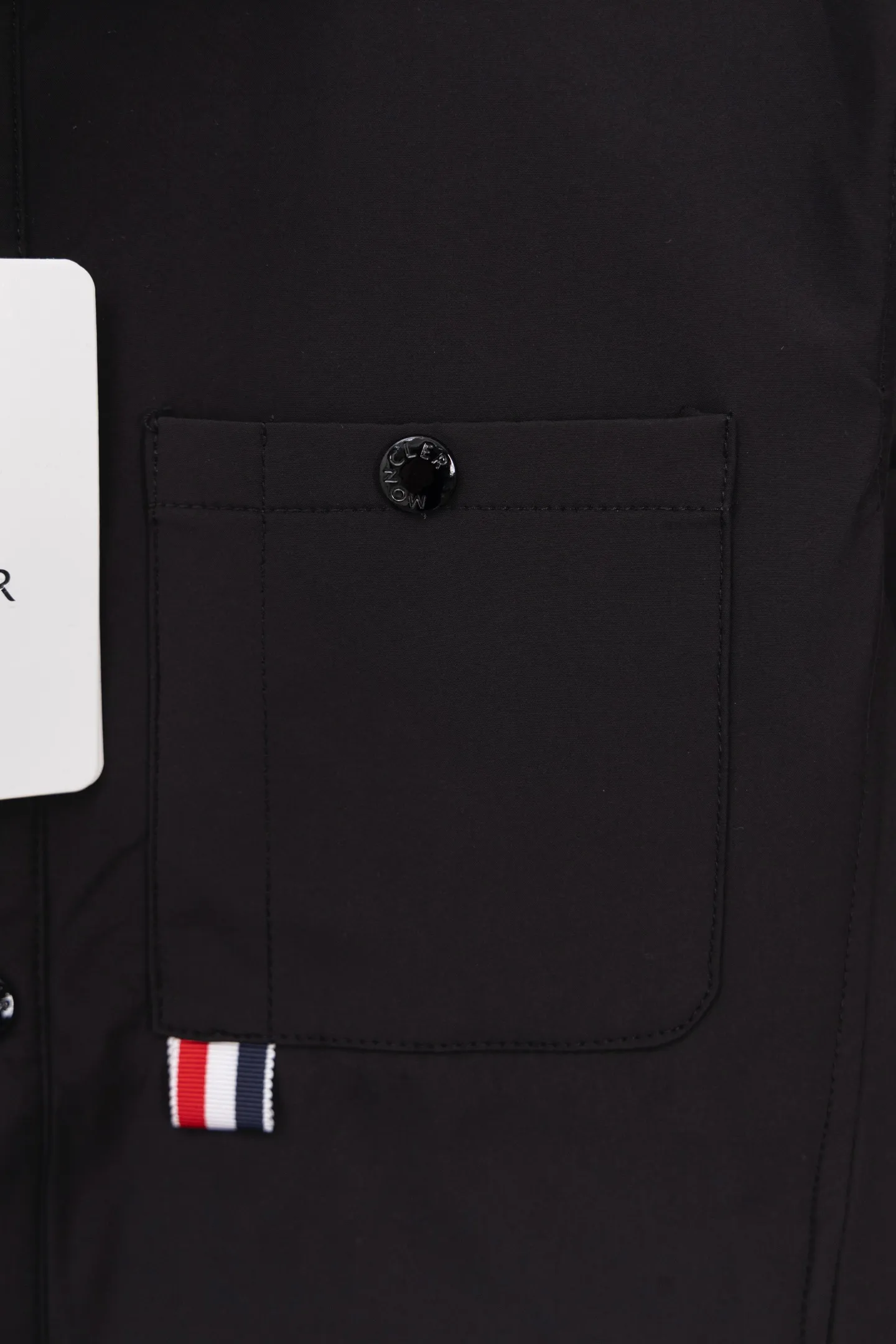 P310 Model number: M005 Moncler logo zipper shirt jacket. Customized high-quality cotton hidden pattern gabardine. Full of texture. Comfortable and close to the skin. The brown tone exudes restrained tenderness. The iconic Moncler logo embroidered logo is embellished on it to increase brand recognition. Simple and smooth lines. The zipper opening and closing also follows the principle of minimalism. Use simplicity as the pen and texture as the ink. Use the simplest elements to outline the most moving fashion picture. Process 1: Use imported special machine infrared to locate the "Moncler logo embroidery", the position is more accurate and strong. Process 2: Template machine to open the bag. The preset template guides the position, shape and size of the bag opening. The accuracy ensures the quality of the bag opening effect. Process 3: The fabrics have been washed and have a better hand feel. Not easy to deform, not easy to shrink, not easy to fade, and maintain long-term beauty. Color: navy black Size: S-XL