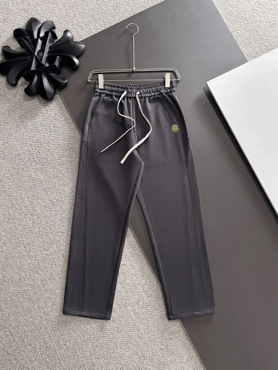 Shipped in 2-3 days P360 MONCLER/Mongolian Exclusive first release of 25ss autumn and winter new high-quality trousers Compare real-life details at will A perfect choice for autumn and winter. A must-have item. Sizes: M to 4XL (please state your height and weight when placing an order)