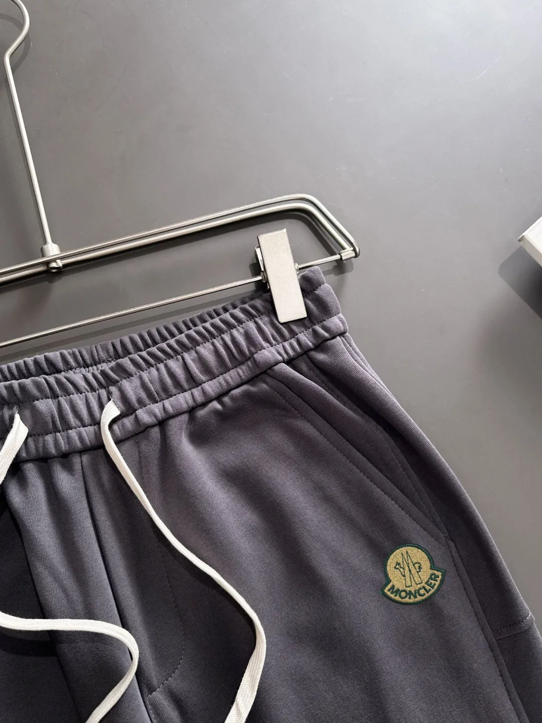Shipped in 2-3 days P360 MONCLER/Mongolian Exclusive first release of 25ss autumn and winter new high-quality trousers Compare real-life details at will A perfect choice for autumn and winter. A must-have item. Sizes: M to 4XL (please state your height and weight when placing an order)