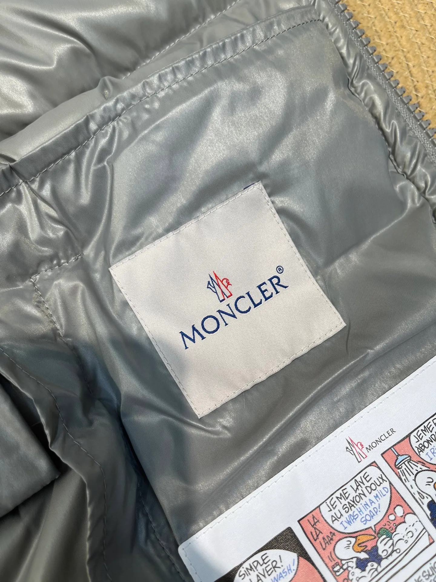 P510 moncler 🌟Classic hooded down, removable, a must-have for all kinds of experts, same style for men and women, super hot style, versatile hooded down that allows you to be stylish and fashionable easily. The lining is made of 90% white duck down, and its warmth retention is three times higher than ordinary ones! Original chest label 1:1 customized, classic without too much copywriting size: 12345