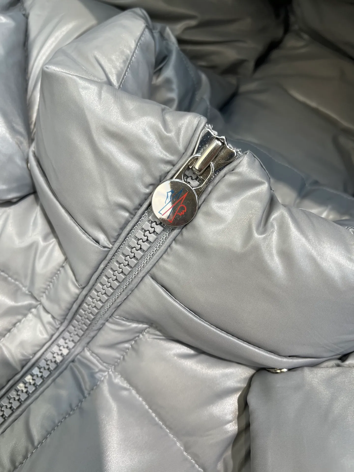 P510 moncler 🌟Classic hooded down, removable, a must-have for all kinds of experts, same style for men and women, super hot style, versatile hooded down that allows you to be stylish and fashionable easily. The lining is made of 90% white duck down, and its warmth retention is three times higher than ordinary ones! Original chest label 1:1 customized, classic without too much copywriting size: 12345
