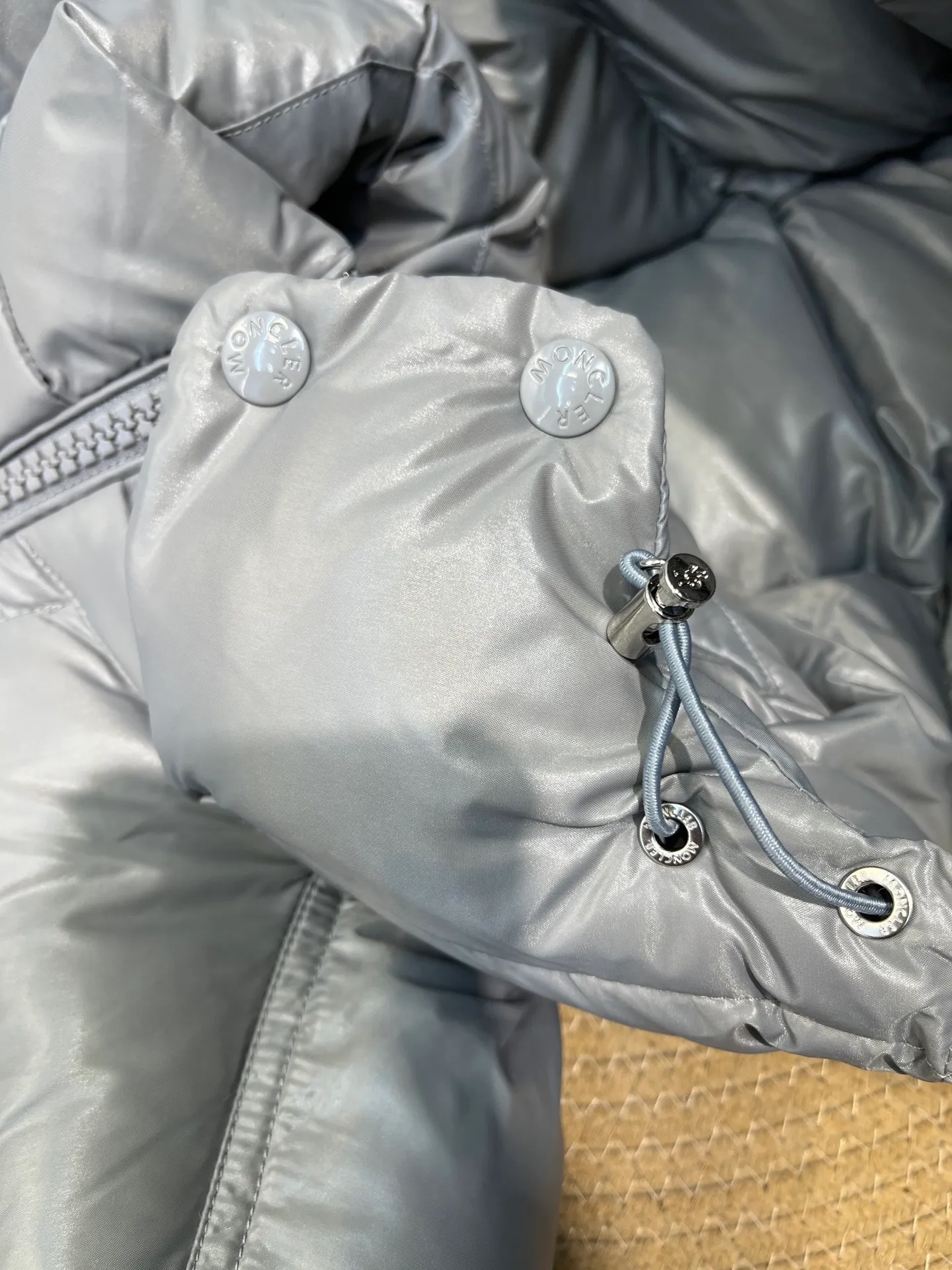 P510 moncler 🌟Classic hooded down, removable, a must-have for all kinds of experts, same style for men and women, super hot style, versatile hooded down that allows you to be stylish and fashionable easily. The lining is made of 90% white duck down, and its warmth retention is three times higher than ordinary ones! Original chest label 1:1 customized, classic without too much copywriting size: 12345