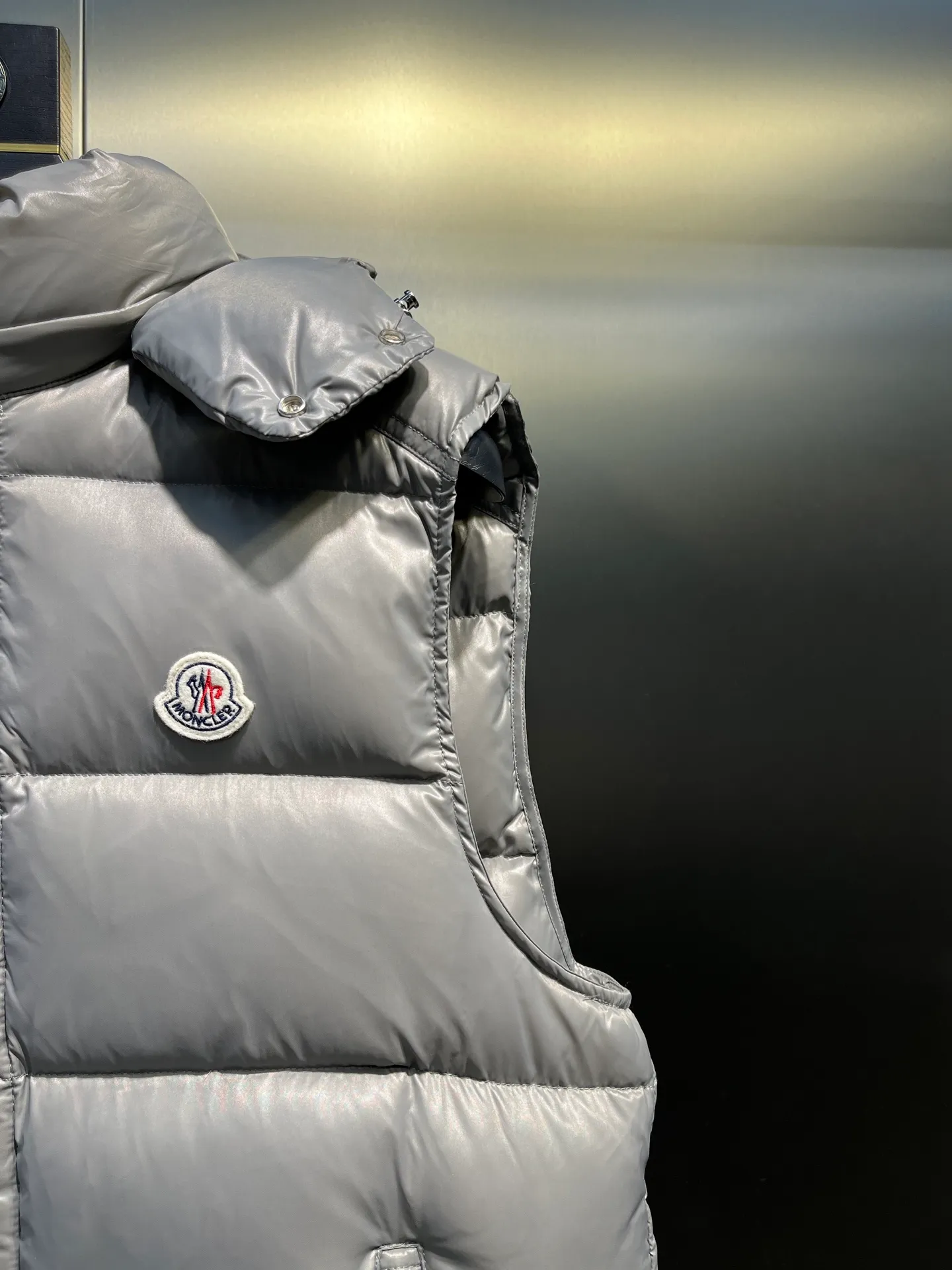 P510 moncler 🌟Classic hooded down, removable, a must-have for all kinds of experts, same style for men and women, super hot style, versatile hooded down that allows you to be stylish and fashionable easily. The lining is made of 90% white duck down, and its warmth retention is three times higher than ordinary ones! Original chest label 1:1 customized, classic without too much copywriting size: 12345