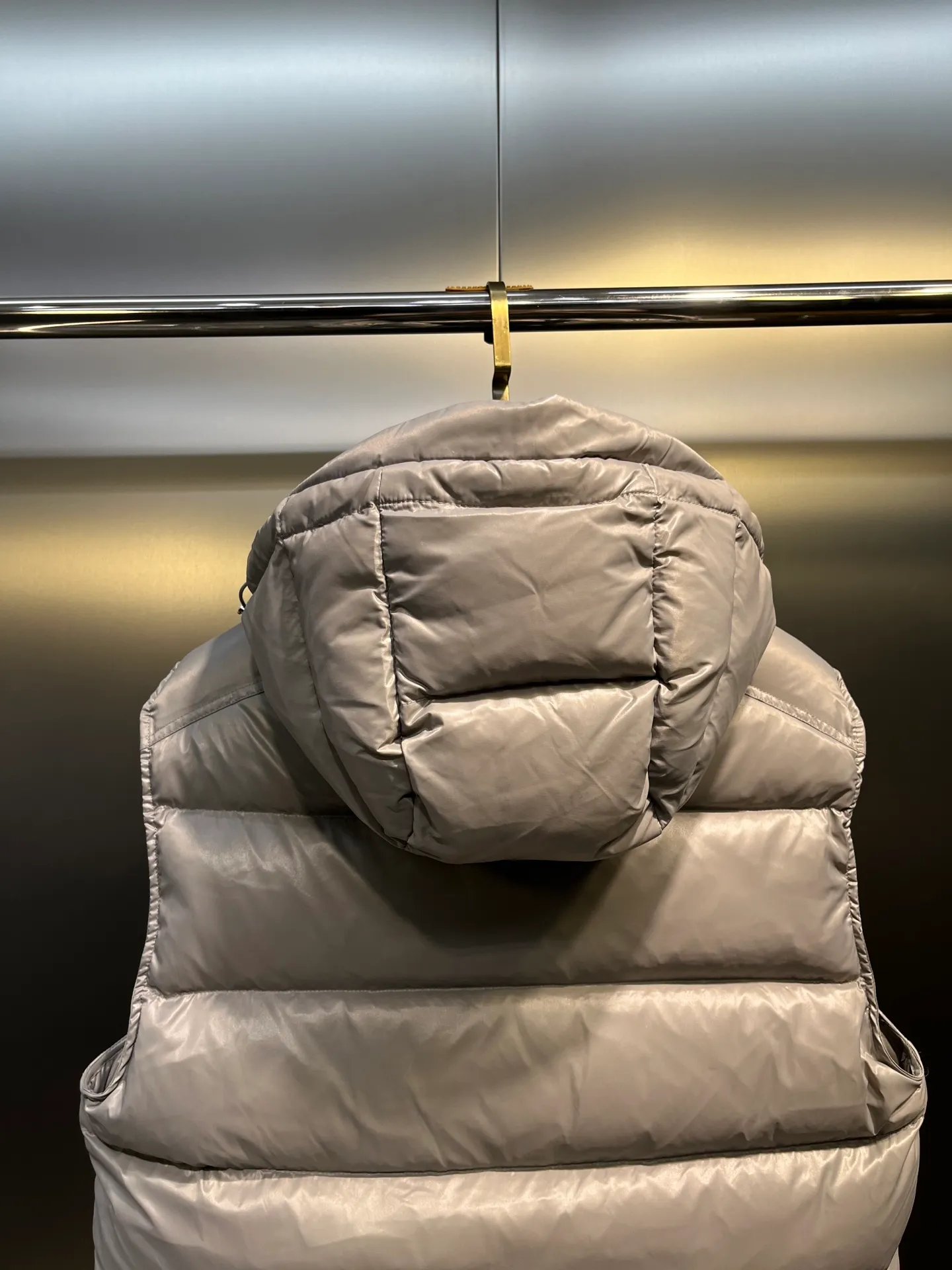 P510 moncler 🌟Classic hooded down, removable, a must-have for all kinds of experts, same style for men and women, super hot style, versatile hooded down that allows you to be stylish and fashionable easily. The lining is made of 90% white duck down, and its warmth retention is three times higher than ordinary ones! Original chest label 1:1 customized, classic without too much copywriting size: 12345