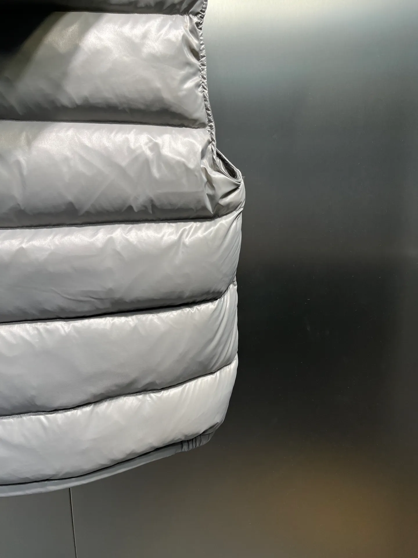 P510 moncler 🌟Classic hooded down, removable, a must-have for all kinds of experts, same style for men and women, super hot style, versatile hooded down that allows you to be stylish and fashionable easily. The lining is made of 90% white duck down, and its warmth retention is three times higher than ordinary ones! Original chest label 1:1 customized, classic without too much copywriting size: 12345