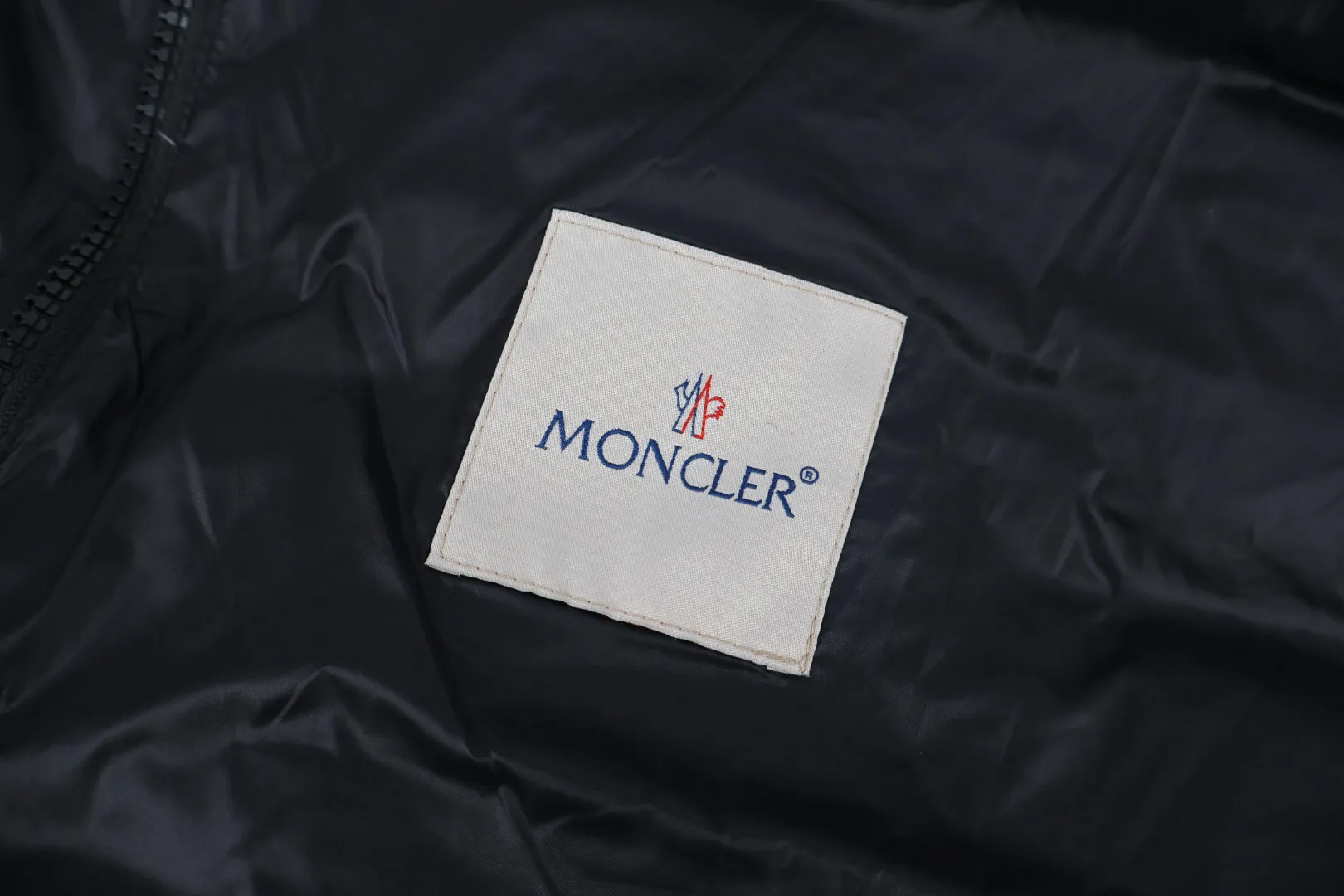P1130 Moncler Lamb Wool Collar Women's Down Jacket (Black) The collar is made of customized imported lamb wool material, which is spliced ​​with customized light waterproof and breathable 100% polyester fiber fabric. Filled with RDS-certified 90% high-loft white duck down, the filling volume is about 400G, and the fill power is as high as 800+ 5A standard warmth level! The snap button opening and closing are made of custom-painted paint with logo engraving, which is extremely tight and has perfect details. The new season's complete set of accessories is independently developed, and every small detail is perfectly presented. Size:0-1-2-3
