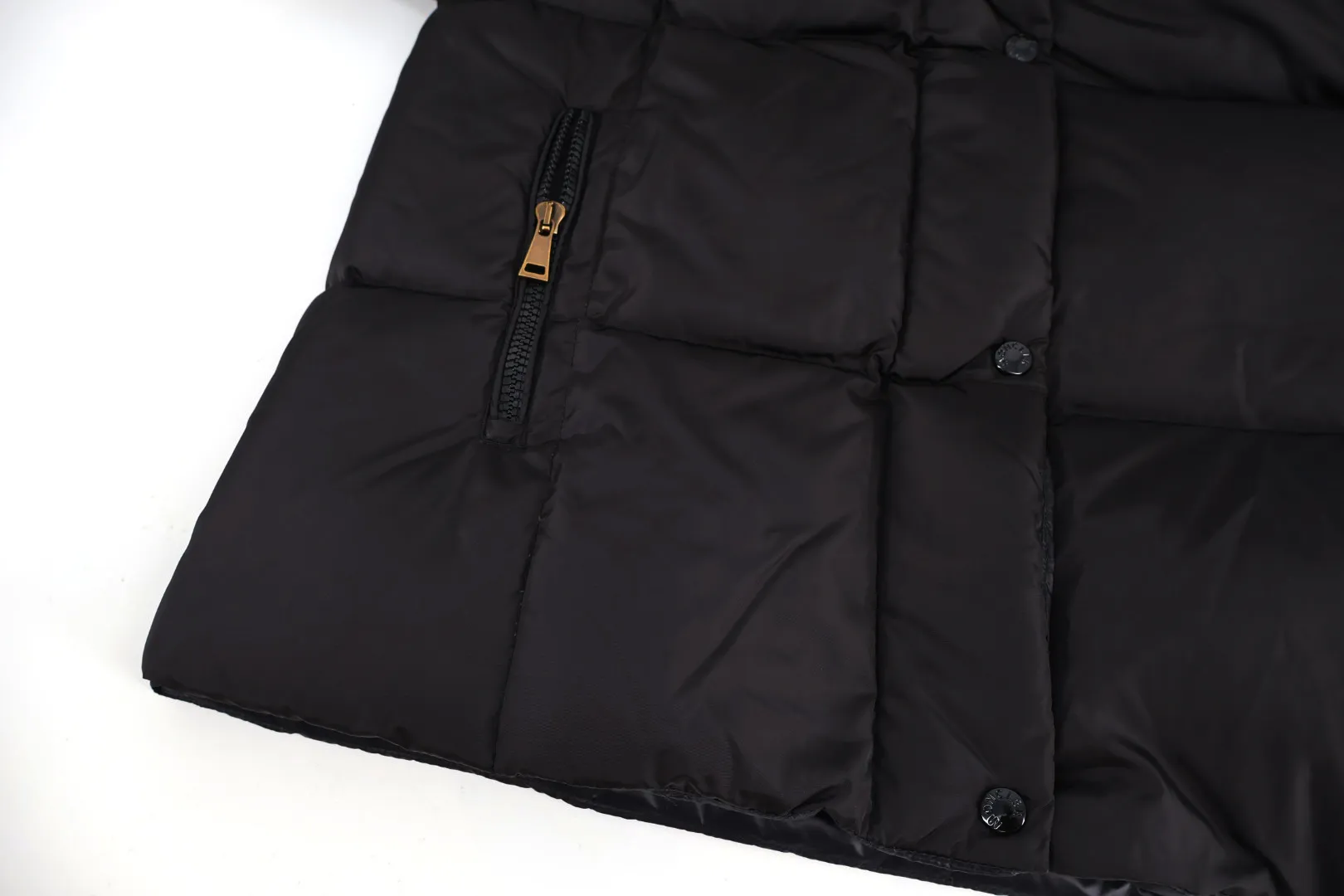 P1130 Moncler Lamb Wool Collar Women's Down Jacket (Black) The collar is made of customized imported lamb wool material, which is spliced ​​with customized light waterproof and breathable 100% polyester fiber fabric. Filled with RDS-certified 90% high-loft white duck down, the filling volume is about 400G, and the fill power is as high as 800+ 5A standard warmth level! The snap button opening and closing are made of custom-painted paint with logo engraving, which is extremely tight and has perfect details. The new season's complete set of accessories is independently developed, and every small detail is perfectly presented. Size:0-1-2-3