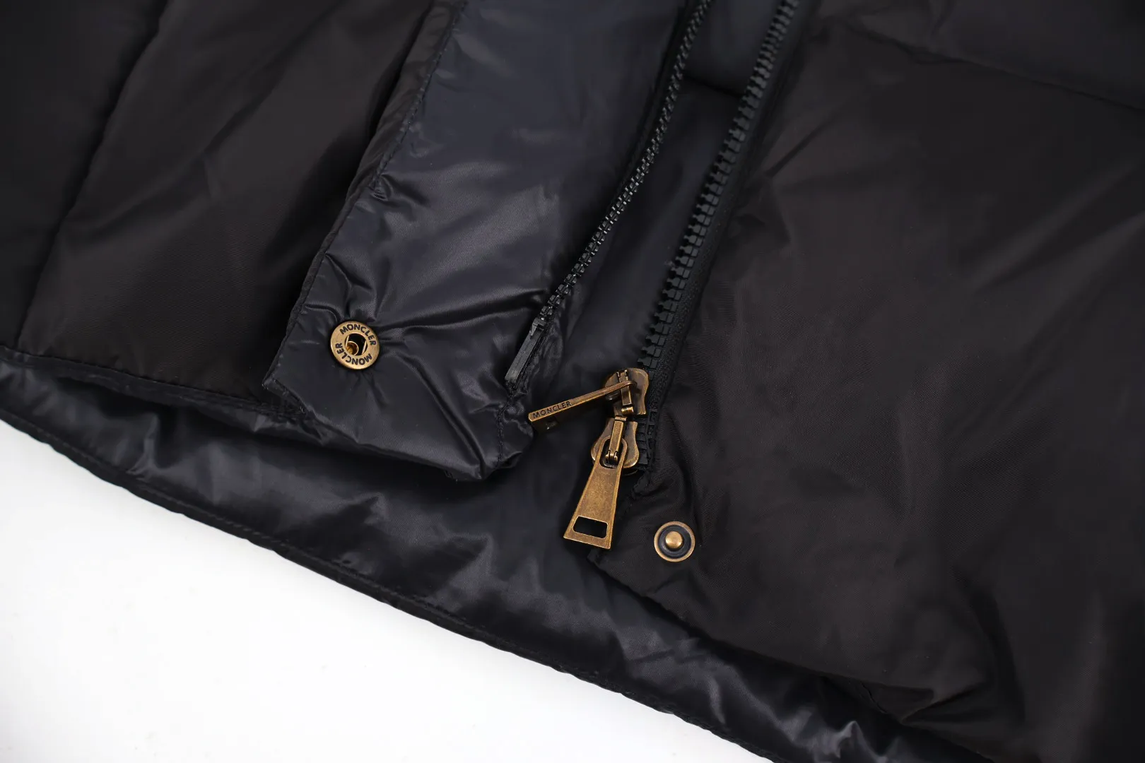 P1130 Moncler Lamb Wool Collar Women's Down Jacket (Black) The collar is made of customized imported lamb wool material, which is spliced ​​with customized light waterproof and breathable 100% polyester fiber fabric. Filled with RDS-certified 90% high-loft white duck down, the filling volume is about 400G, and the fill power is as high as 800+ 5A standard warmth level! The snap button opening and closing are made of custom-painted paint with logo engraving, which is extremely tight and has perfect details. The new season's complete set of accessories is independently developed, and every small detail is perfectly presented. Size:0-1-2-3
