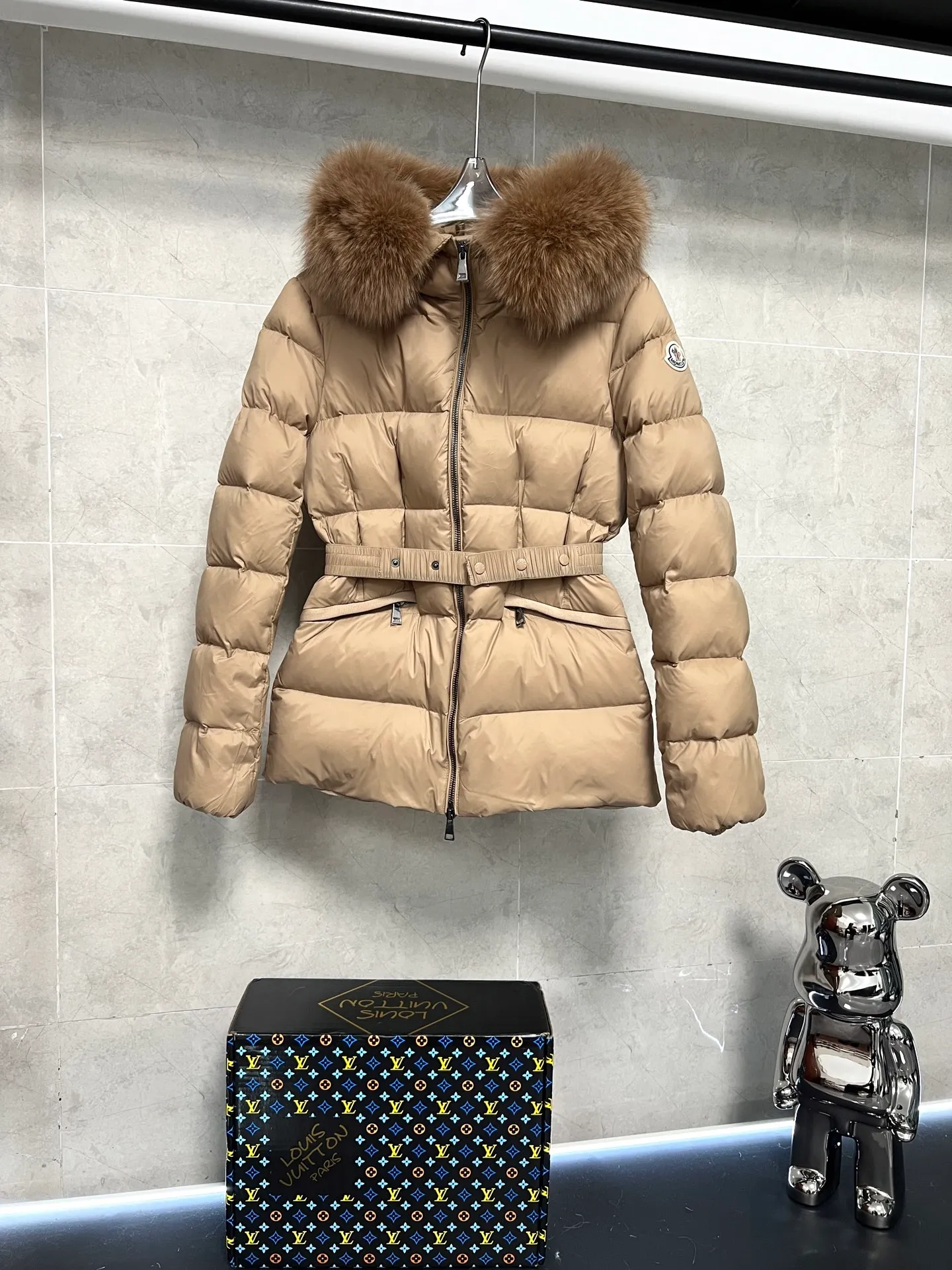 P1080 Moncler's new fur collar hooded waisted down jacket. The slim fit highlights the fluffy temperament of this down jacket. It is light and neat without any bloat. The fur collar at the neck is very textured. It is super slim and reduces your age. It is both warm and fashionable. It is definitely a versatile and unmistakable warm weapon for daily outings. Size: 1234