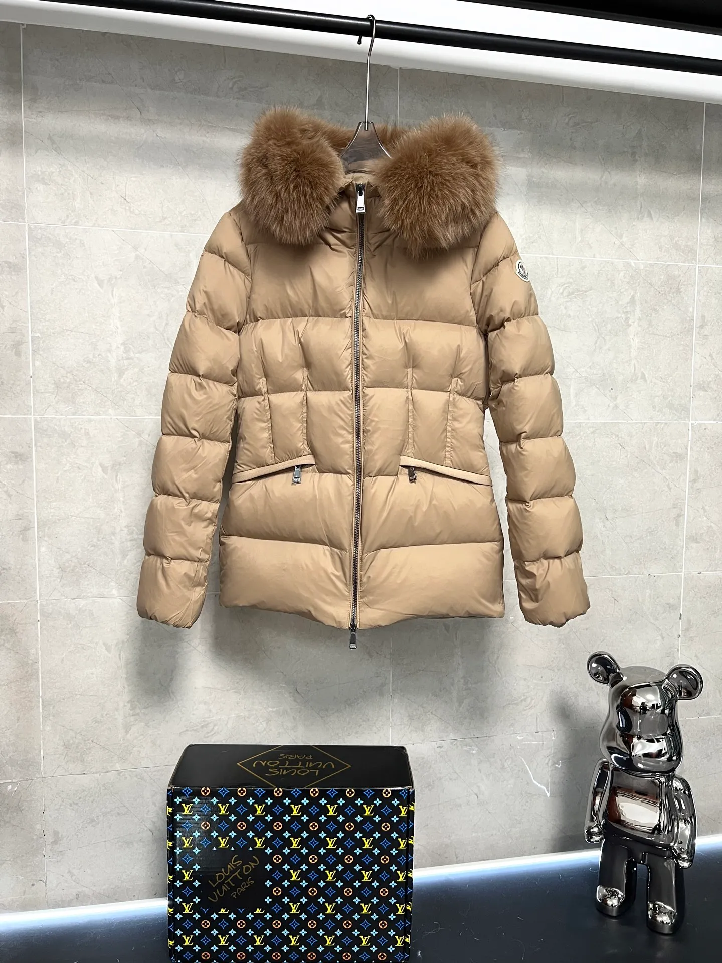 P1080 Moncler's new fur collar hooded waisted down jacket. The slim fit highlights the fluffy temperament of this down jacket. It is light and neat without any bloat. The fur collar at the neck is very textured. It is super slim and reduces your age. It is both warm and fashionable. It is definitely a versatile and unmistakable warm weapon for daily outings. Size: 1234