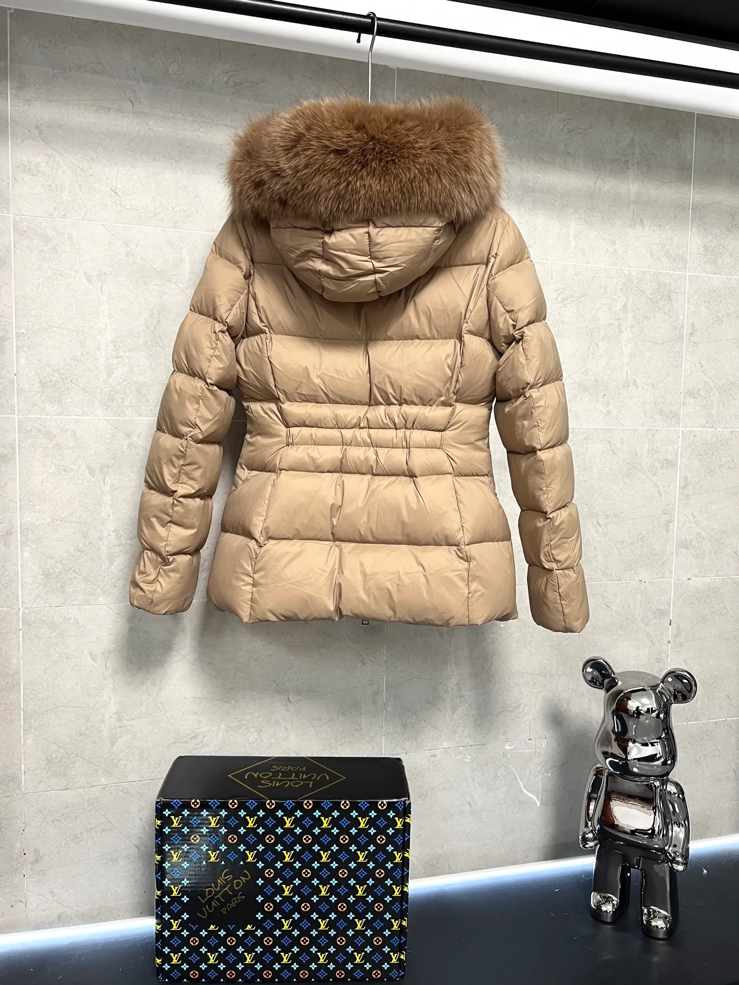 P1080 Moncler's new fur collar hooded waisted down jacket. The slim fit highlights the fluffy temperament of this down jacket. It is light and neat without any bloat. The fur collar at the neck is very textured. It is super slim and reduces your age. It is both warm and fashionable. It is definitely a versatile and unmistakable warm weapon for daily outings. Size: 1234