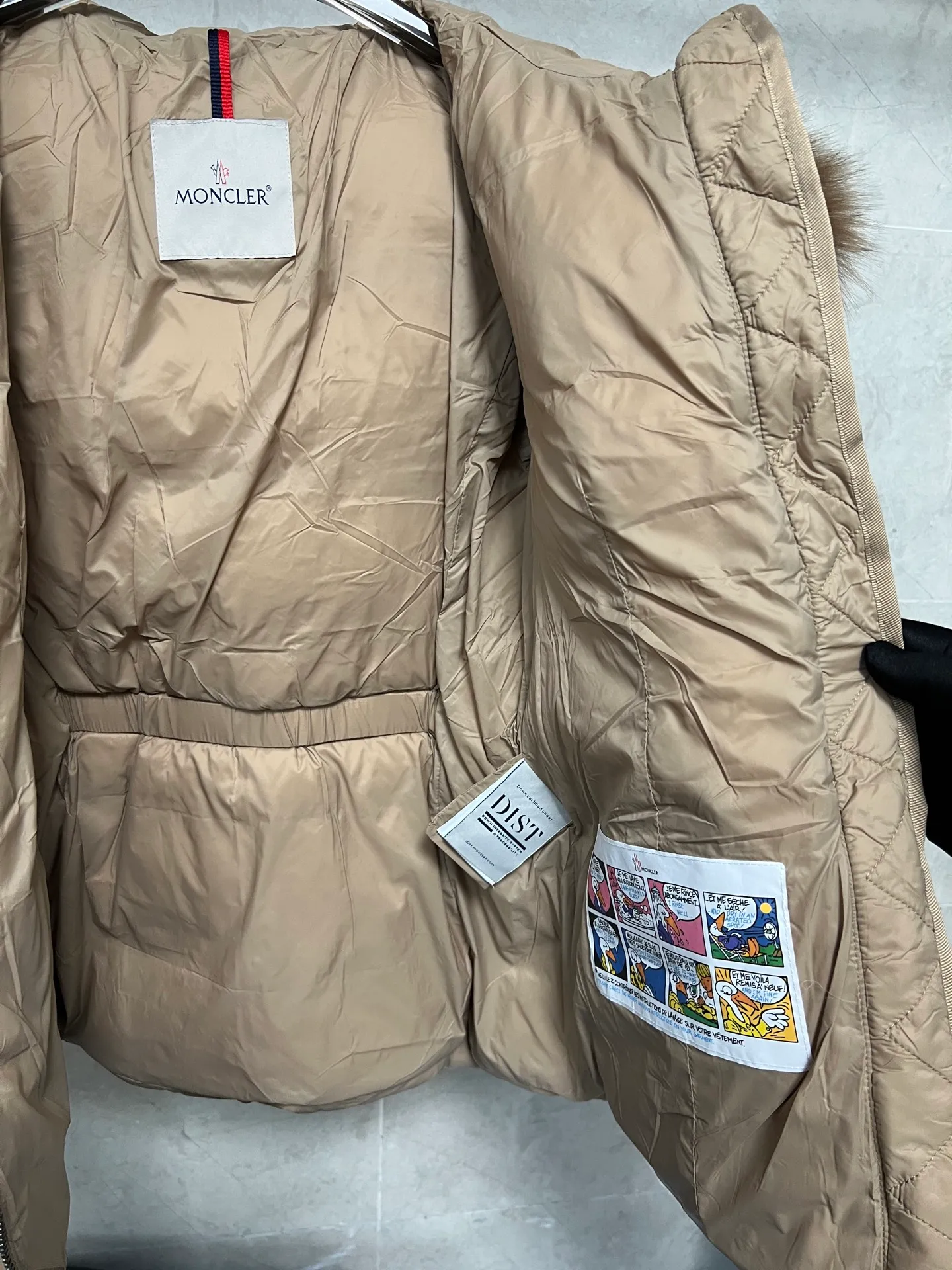 P1080 Moncler's new fur collar hooded waisted down jacket. The slim fit highlights the fluffy temperament of this down jacket. It is light and neat without any bloat. The fur collar at the neck is very textured. It is super slim and reduces your age. It is both warm and fashionable. It is definitely a versatile and unmistakable warm weapon for daily outings. Size: 1234