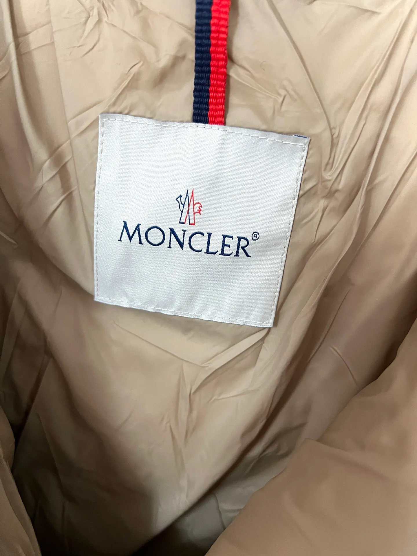 P1080 Moncler's new fur collar hooded waisted down jacket. The slim fit highlights the fluffy temperament of this down jacket. It is light and neat without any bloat. The fur collar at the neck is very textured. It is super slim and reduces your age. It is both warm and fashionable. It is definitely a versatile and unmistakable warm weapon for daily outings. Size: 1234