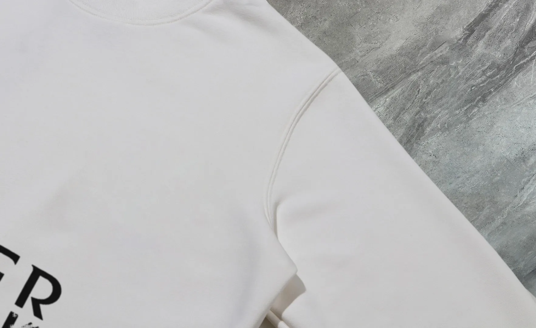 P210 High-version sweatshirt) [Long-term stock] 〖𝐌𝐎𝐍𝐂𝐋𝐄𝐑~Mask〗 Made of 440g heavy-weight fabric. It is different from the market currency. It can be matched with any variety and is properly handsome. 😎The whole dress is made of double waistcoats. The double waistcoats make the whole dress more three-dimensional. Not ordinary factories can do such fine work. 2025 Spring runway version of the T stage, on sale at the counter, round neck terry sweatshirt, high-end double-strand pure cotton, custom-made stretch ribs, dyed in the same vat, complete with three standards, matched with exquisite embroidered LOGO on the chest, simple and advanced, same style for men and women. Color: black, apricot, white, size: S M L XL 2XL