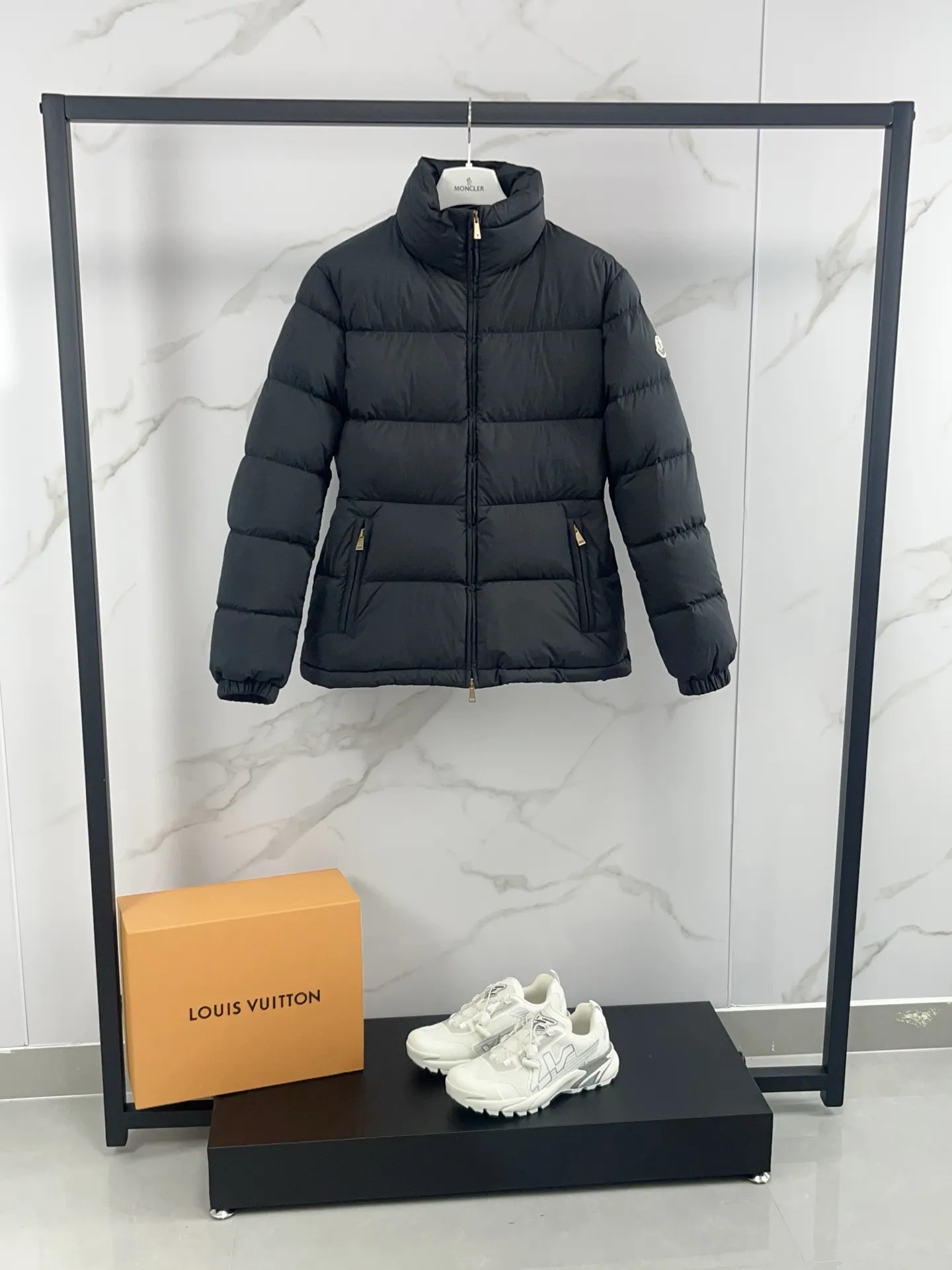 P920 🆕2025 Moncler Dourbe series Slim-fit zipper long-sleeved short down jacket Original 1:1 customized hardware accessories are all imported and original customization Welcome to compare at the counter Absolutely high quality Use top-grade 95 white duck down Super soft Full of feathers and fluffy Super heavy workmanship The fabric is extremely comfortable 👍 The version is perfect Note⚠The fabric is super comfortable Exclusive model Non-market goods Sizes: 1-4