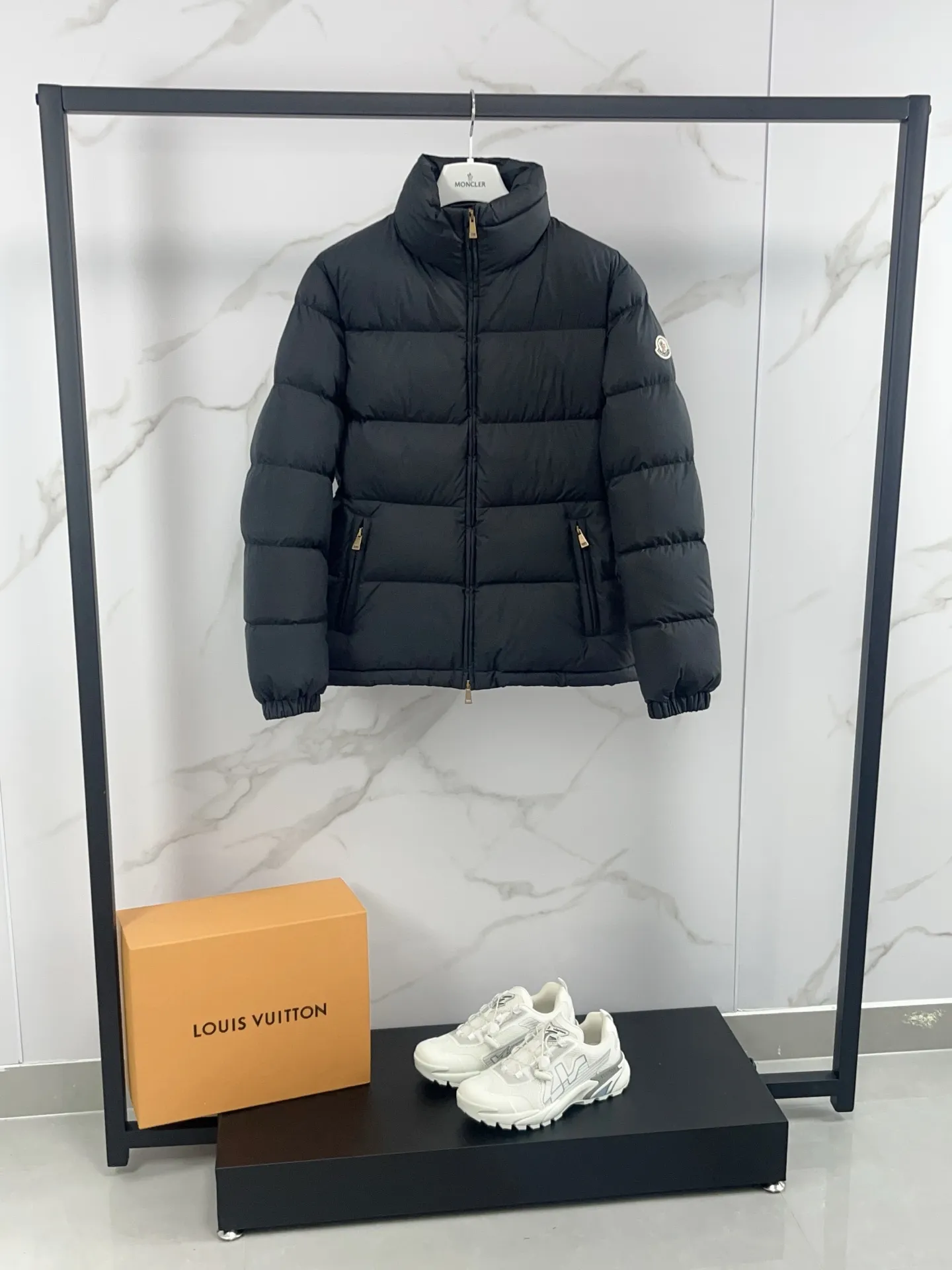 P920 🆕2025 Moncler Dourbe series Slim-fit zipper long-sleeved short down jacket Original 1:1 customized hardware accessories are all imported and original customization Welcome to compare at the counter Absolutely high quality Use top-grade 95 white duck down Super soft Full of feathers and fluffy Super heavy workmanship The fabric is extremely comfortable 👍 The version is perfect Note⚠The fabric is super comfortable Exclusive model Non-market goods Sizes: 1-4