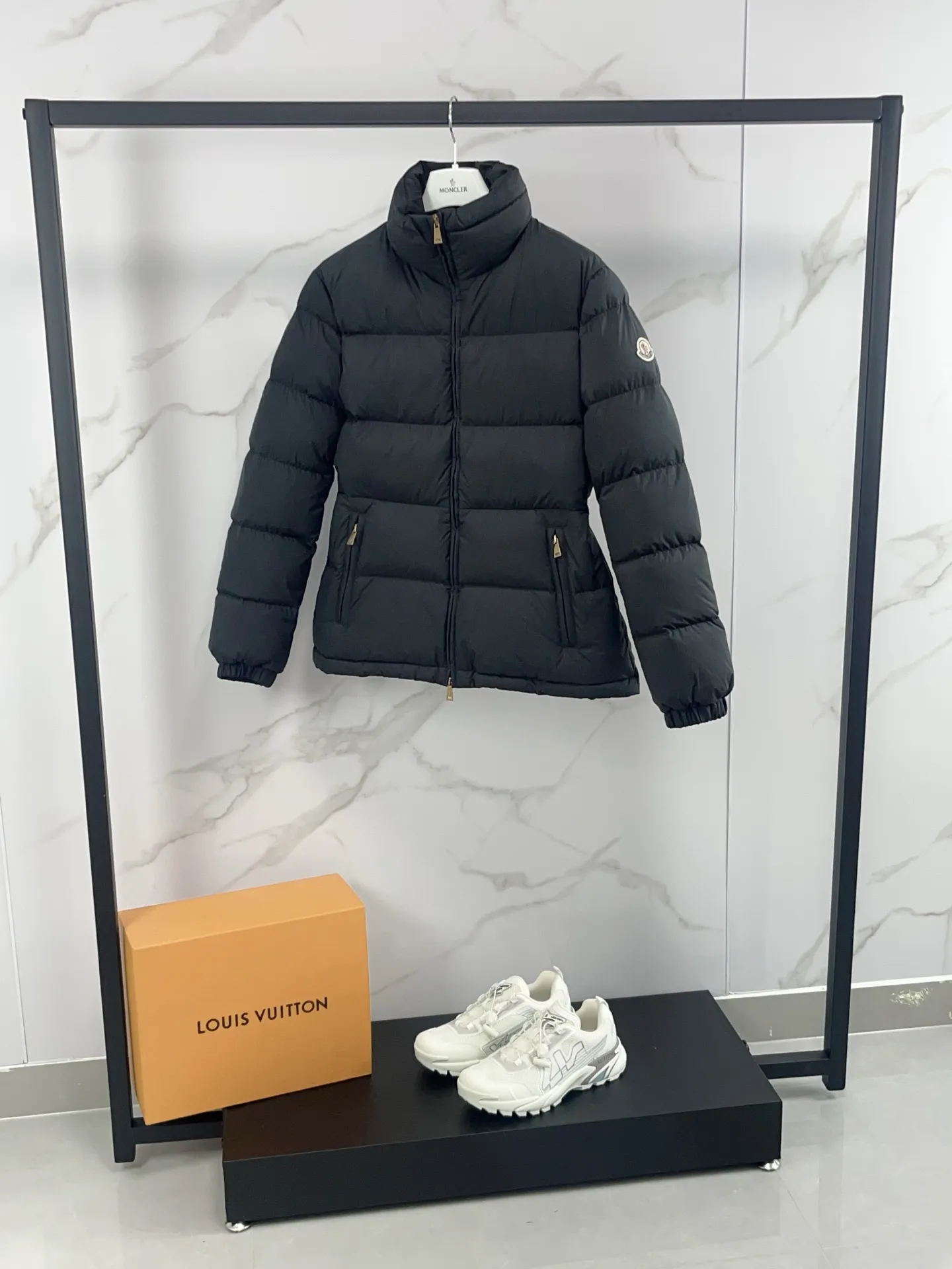 P920 🆕2025 Moncler Dourbe series Slim-fit zipper long-sleeved short down jacket Original 1:1 customized hardware accessories are all imported and original customization Welcome to compare at the counter Absolutely high quality Use top-grade 95 white duck down Super soft Full of feathers and fluffy Super heavy workmanship The fabric is extremely comfortable 👍 The version is perfect Note⚠The fabric is super comfortable Exclusive model Non-market goods Sizes: 1-4