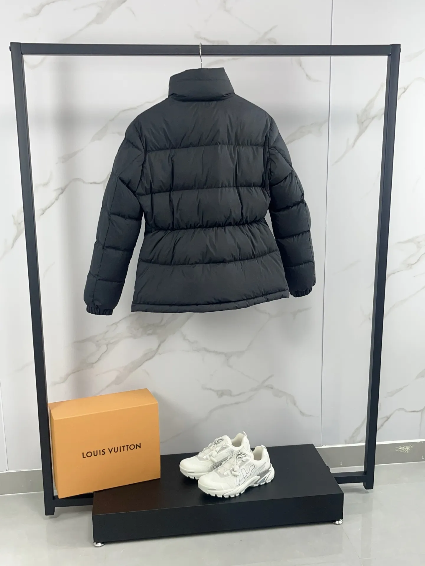 P920 🆕2025 Moncler Dourbe series Slim-fit zipper long-sleeved short down jacket Original 1:1 customized hardware accessories are all imported and original customization Welcome to compare at the counter Absolutely high quality Use top-grade 95 white duck down Super soft Full of feathers and fluffy Super heavy workmanship The fabric is extremely comfortable 👍 The version is perfect Note⚠The fabric is super comfortable Exclusive model Non-market goods Sizes: 1-4