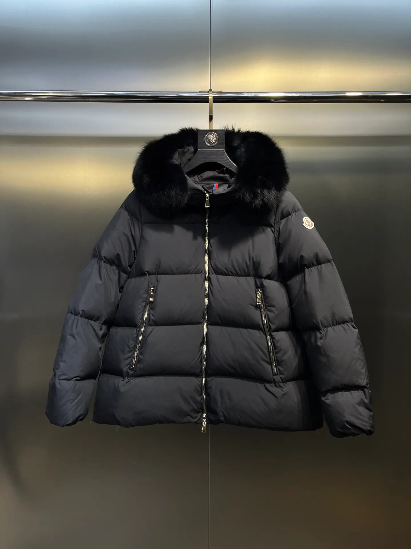 P1000 moncler🌟 25s new autumn and winter classic doll version hooded fur collar down jacket. Original custom-made oversized raccoon fur collar. Memory silk fabric texture is awesome. Age-reducing girl style. A-line version casual and age-reducing and fashionable. National standard imported 90 velvet filling. Light, warm and comfortable. Original hardware accessories. Original mark and complete accessories. Size: 1234