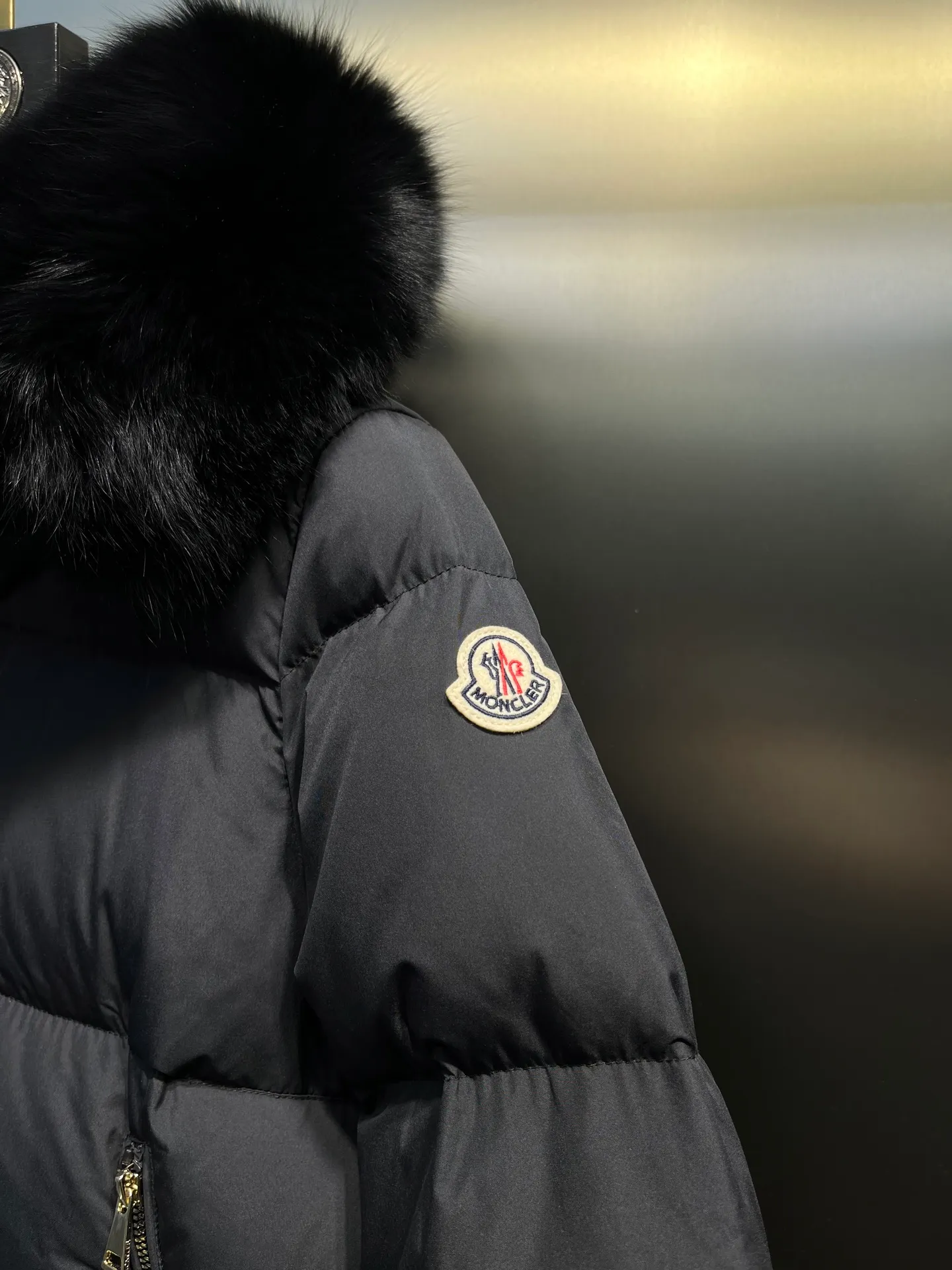 P1000 moncler🌟 25s new autumn and winter classic doll version hooded fur collar down jacket. Original custom-made oversized raccoon fur collar. Memory silk fabric texture is awesome. Age-reducing girl style. A-line version casual and age-reducing and fashionable. National standard imported 90 velvet filling. Light, warm and comfortable. Original hardware accessories. Original mark and complete accessories. Size: 1234