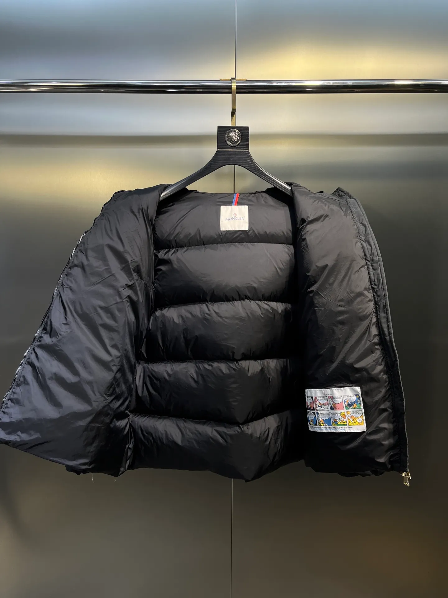 P1000 moncler🌟 25s new autumn and winter classic doll version hooded fur collar down jacket. Original custom-made oversized raccoon fur collar. Memory silk fabric texture is awesome. Age-reducing girl style. A-line version casual and age-reducing and fashionable. National standard imported 90 velvet filling. Light, warm and comfortable. Original hardware accessories. Original mark and complete accessories. Size: 1234