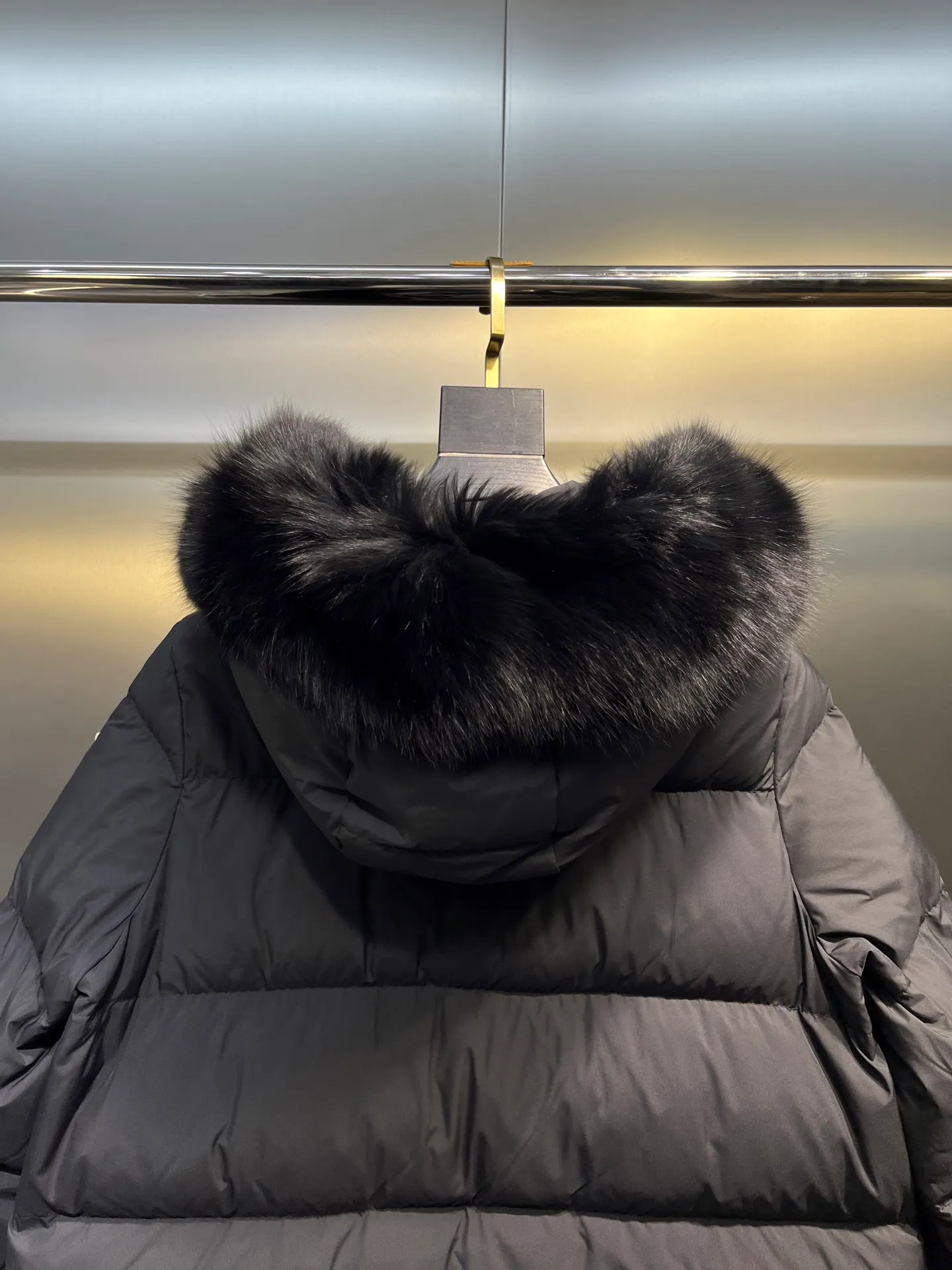 P1000 moncler🌟 25s new autumn and winter classic doll version hooded fur collar down jacket. Original custom-made oversized raccoon fur collar. Memory silk fabric texture is awesome. Age-reducing girl style. A-line version casual and age-reducing and fashionable. National standard imported 90 velvet filling. Light, warm and comfortable. Original hardware accessories. Original mark and complete accessories. Size: 1234