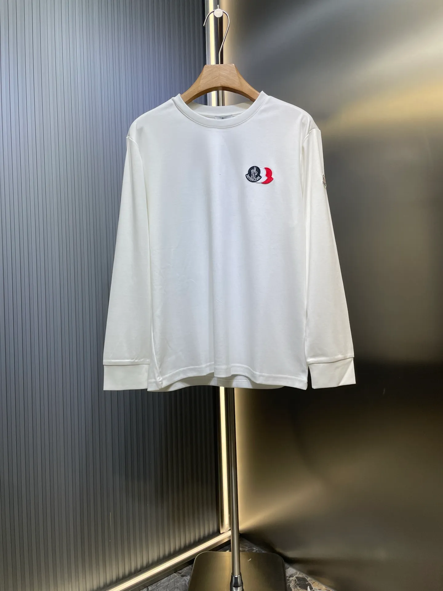 P320 Moncler 🌟 High-end series, 25ss new autumn and winter embroidered round neck bottoming long-sleeved T-shirt, with brand logo embroidery design on the front chest, classic felt embroidered logo on the left sleeve edge, and high-end thread design on the cuffs, creating a basic men's item and injecting new ideas into the men's wardrobe. Made of 100% long-staple cotton➕imported Lenzing Modal blended fabric. The fabric has a high-end texture, is soft and silky, has excellent elasticity, is anti-wrinkle and anti-yellowing, and will not be easily deformed after long-term wear. Size: s-xxxl
