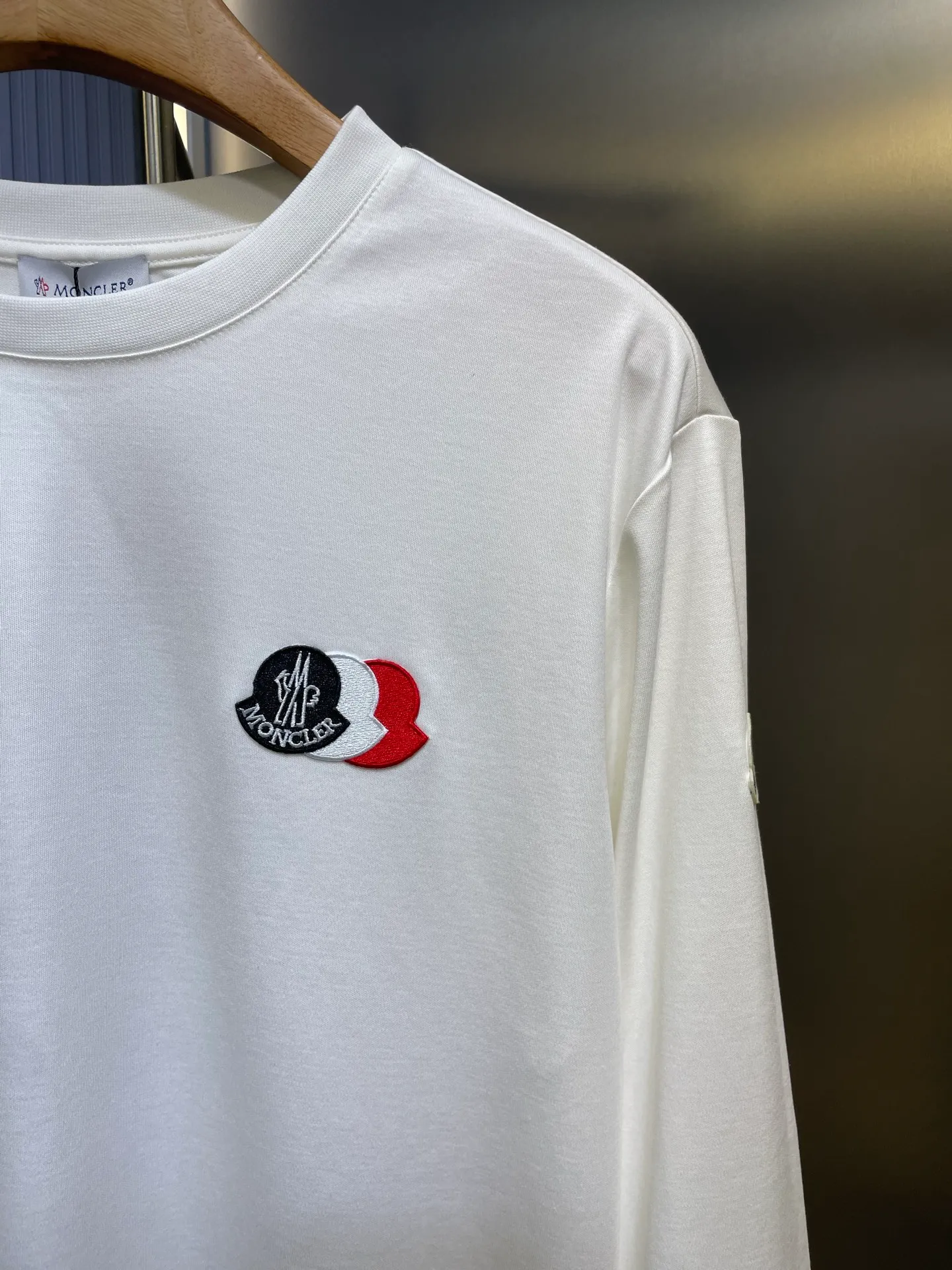 P320 Moncler 🌟 High-end series, 25ss new autumn and winter embroidered round neck bottoming long-sleeved T-shirt, with brand logo embroidery design on the front chest, classic felt embroidered logo on the left sleeve edge, and high-end thread design on the cuffs, creating a basic men's item and injecting new ideas into the men's wardrobe. Made of 100% long-staple cotton➕imported Lenzing Modal blended fabric. The fabric has a high-end texture, is soft and silky, has excellent elasticity, is anti-wrinkle and anti-yellowing, and will not be easily deformed after long-term wear. Size: s-xxxl