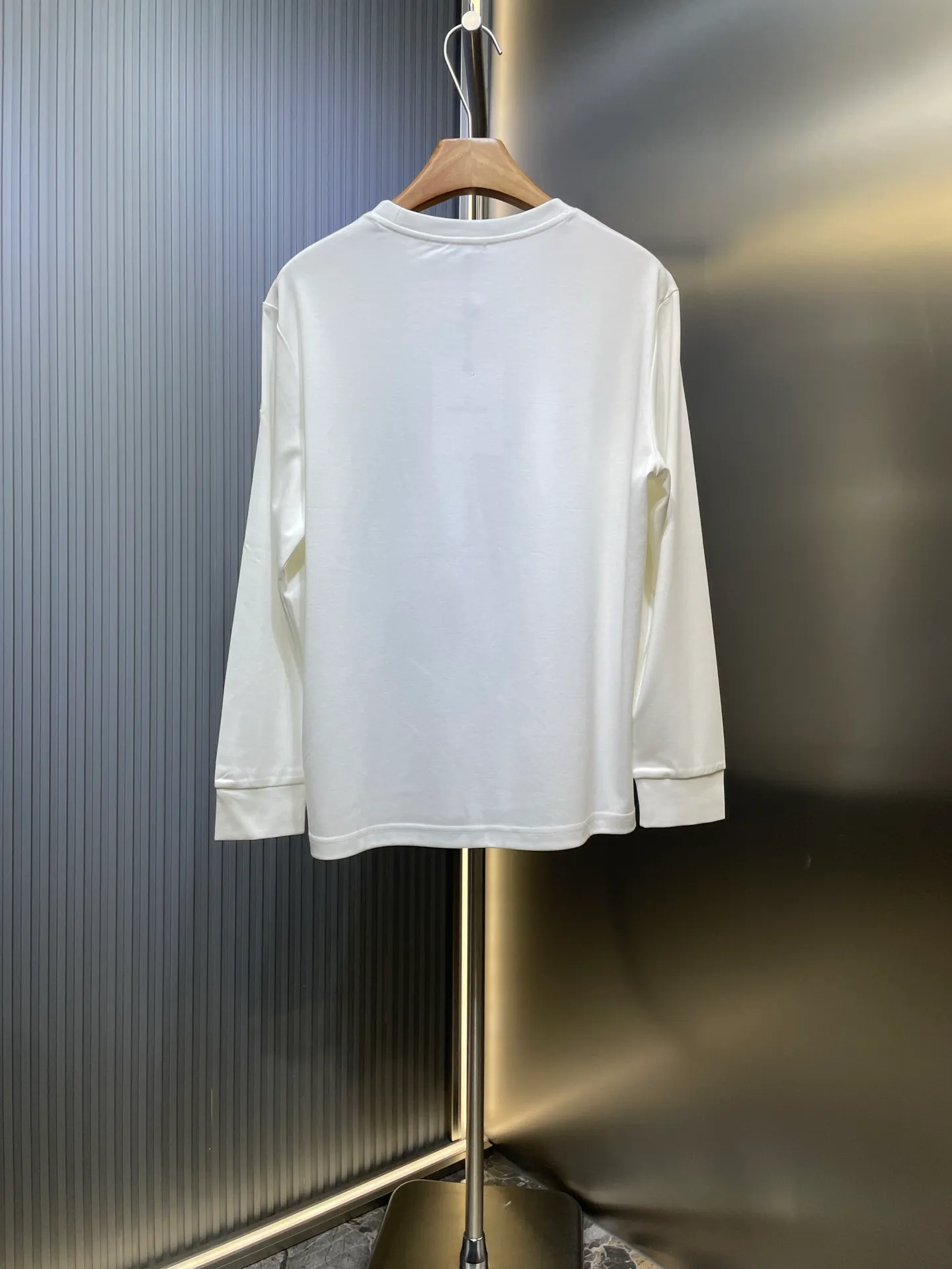 P320 Moncler 🌟 High-end series, 25ss new autumn and winter embroidered round neck bottoming long-sleeved T-shirt, with brand logo embroidery design on the front chest, classic felt embroidered logo on the left sleeve edge, and high-end thread design on the cuffs, creating a basic men's item and injecting new ideas into the men's wardrobe. Made of 100% long-staple cotton➕imported Lenzing Modal blended fabric. The fabric has a high-end texture, is soft and silky, has excellent elasticity, is anti-wrinkle and anti-yellowing, and will not be easily deformed after long-term wear. Size: s-xxxl