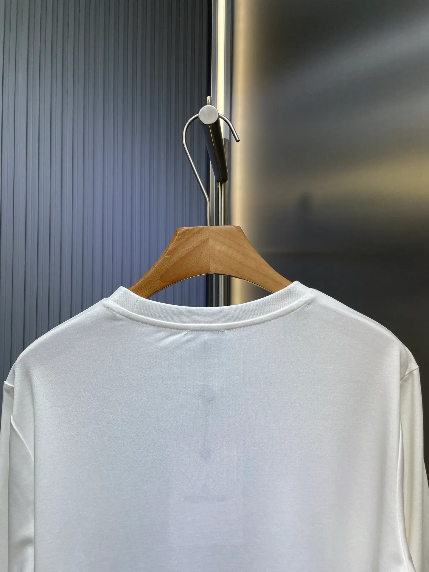 P320 Moncler 🌟 High-end series, 25ss new autumn and winter embroidered round neck bottoming long-sleeved T-shirt, with brand logo embroidery design on the front chest, classic felt embroidered logo on the left sleeve edge, and high-end thread design on the cuffs, creating a basic men's item and injecting new ideas into the men's wardrobe. Made of 100% long-staple cotton➕imported Lenzing Modal blended fabric. The fabric has a high-end texture, is soft and silky, has excellent elasticity, is anti-wrinkle and anti-yellowing, and will not be easily deformed after long-term wear. Size: s-xxxl