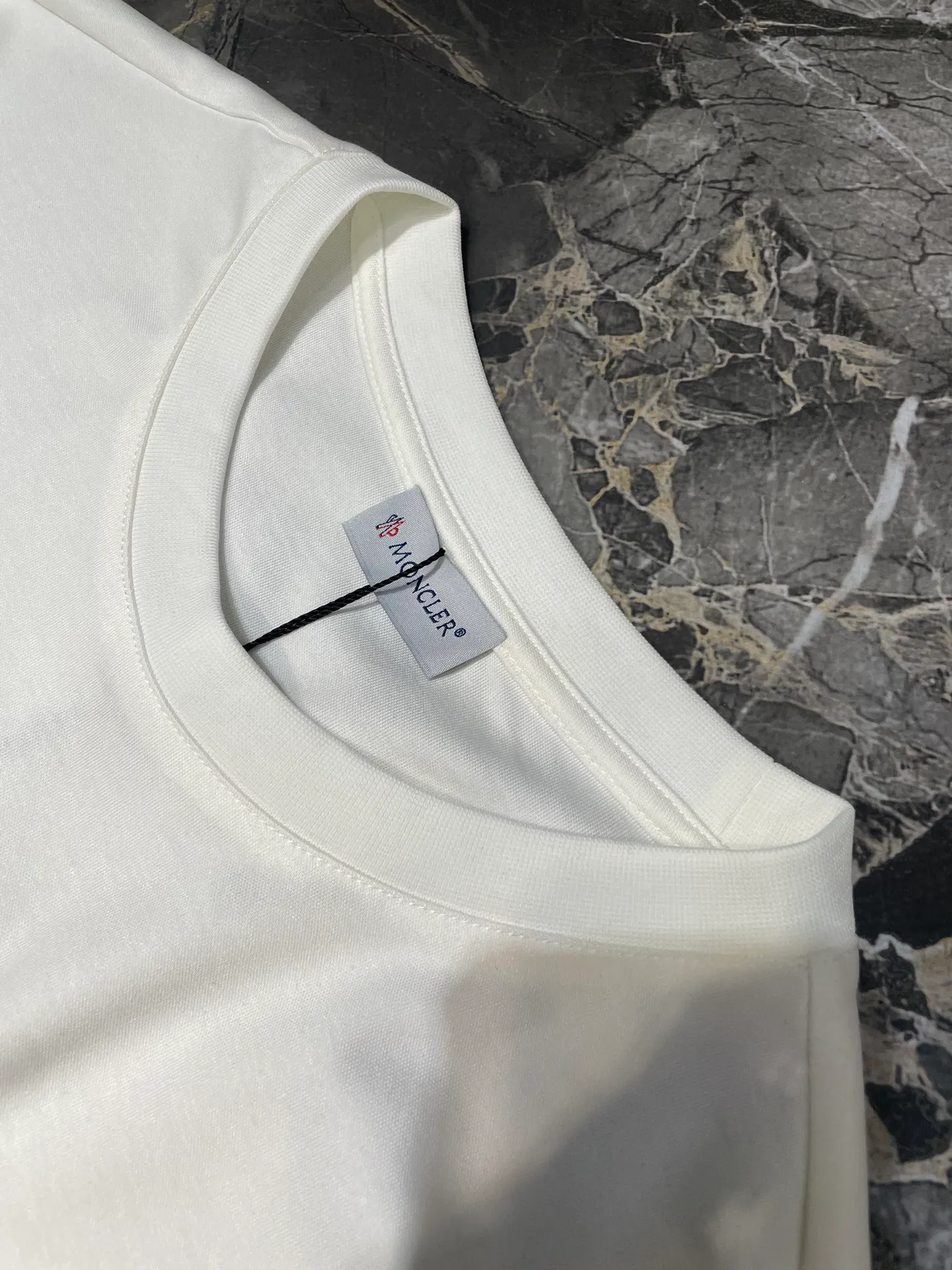 P320 Moncler 🌟 High-end series, 25ss new autumn and winter embroidered round neck bottoming long-sleeved T-shirt, with brand logo embroidery design on the front chest, classic felt embroidered logo on the left sleeve edge, and high-end thread design on the cuffs, creating a basic men's item and injecting new ideas into the men's wardrobe. Made of 100% long-staple cotton➕imported Lenzing Modal blended fabric. The fabric has a high-end texture, is soft and silky, has excellent elasticity, is anti-wrinkle and anti-yellowing, and will not be easily deformed after long-term wear. Size: s-xxxl