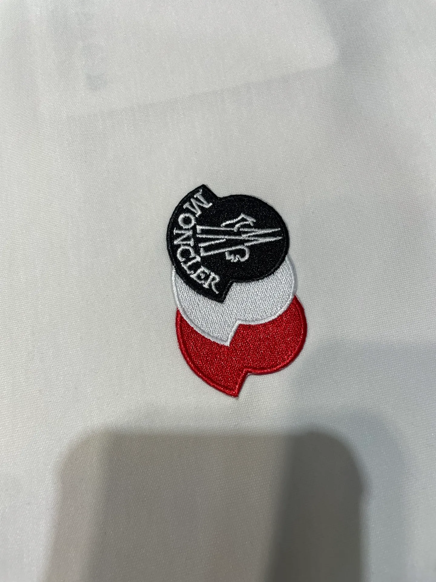 P320 Moncler 🌟 High-end series, 25ss new autumn and winter embroidered round neck bottoming long-sleeved T-shirt, with brand logo embroidery design on the front chest, classic felt embroidered logo on the left sleeve edge, and high-end thread design on the cuffs, creating a basic men's item and injecting new ideas into the men's wardrobe. Made of 100% long-staple cotton➕imported Lenzing Modal blended fabric. The fabric has a high-end texture, is soft and silky, has excellent elasticity, is anti-wrinkle and anti-yellowing, and will not be easily deformed after long-term wear. Size: s-xxxl