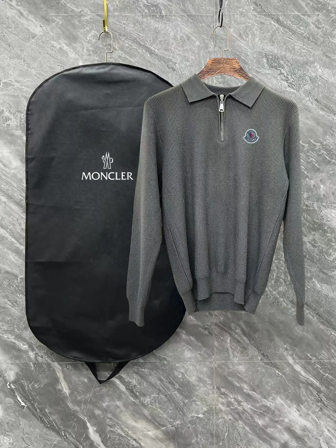 P250 Moncler masked zipper lapel sweater, the latest 2025 casual Polo wool sweater.  The texture is delicate, soft and comfortable, skin-friendly and warm, not easy to deform, simple and high-end style, and the logo on the chest is very exquisite and perfect! The upper body effect is very strong 👍 Color: black, gray Size: S-XL