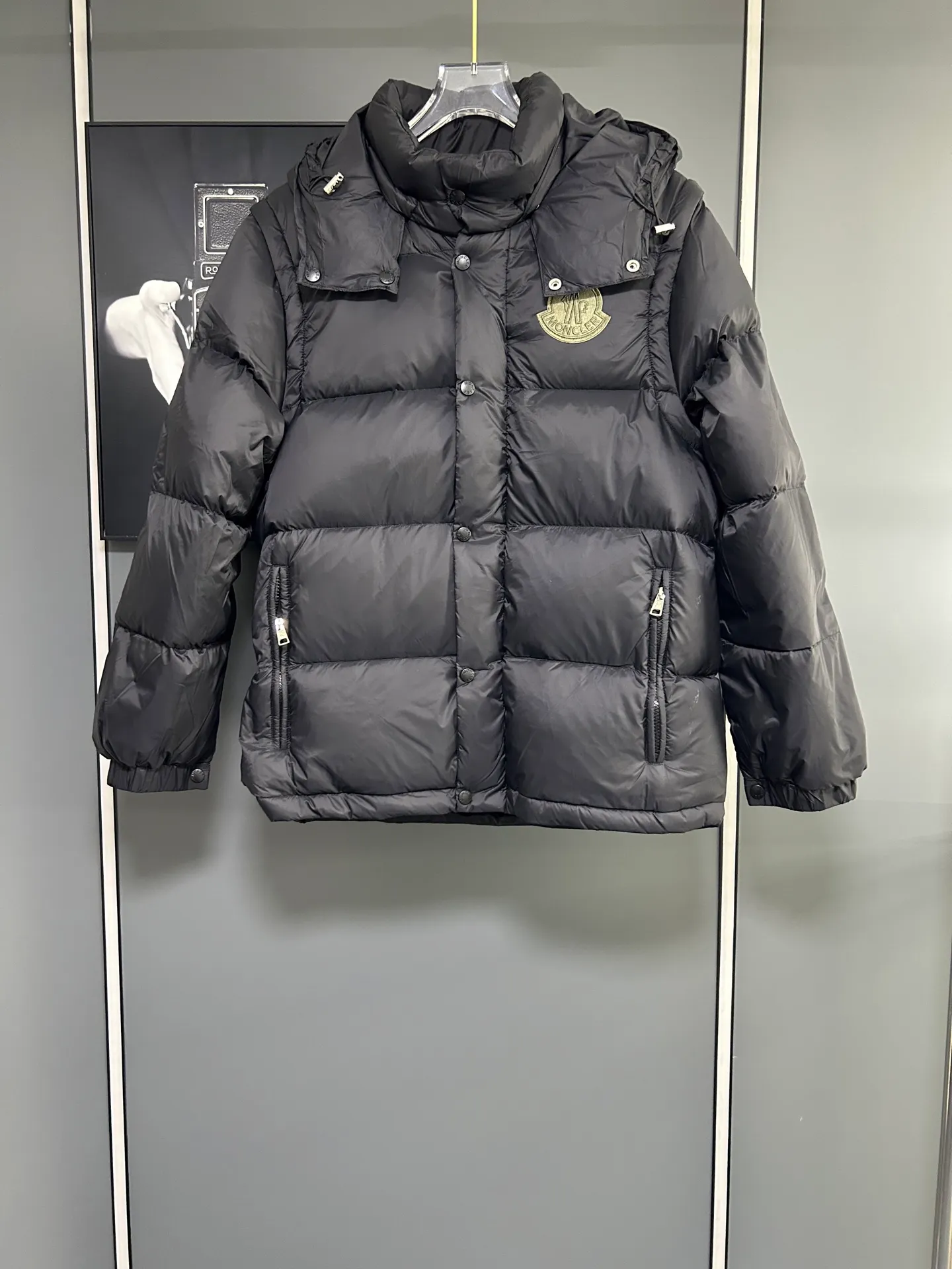 P800 2025 new autumn and winter style Moncler Avocette detachable vest down jacket original custom-made hardware accessories are fully imported and original customization is welcome. Absolutely high quality using top-grade 95 white duck down. Super soft and fluffy. Super heavy-duty fabric. Excellent workmanship. Perfect version. Note △The fabric is super comfortable and warm. Exclusive non-market product. The upper body effect is super good. Same style for men and women. Color: Black Size: M-3XL