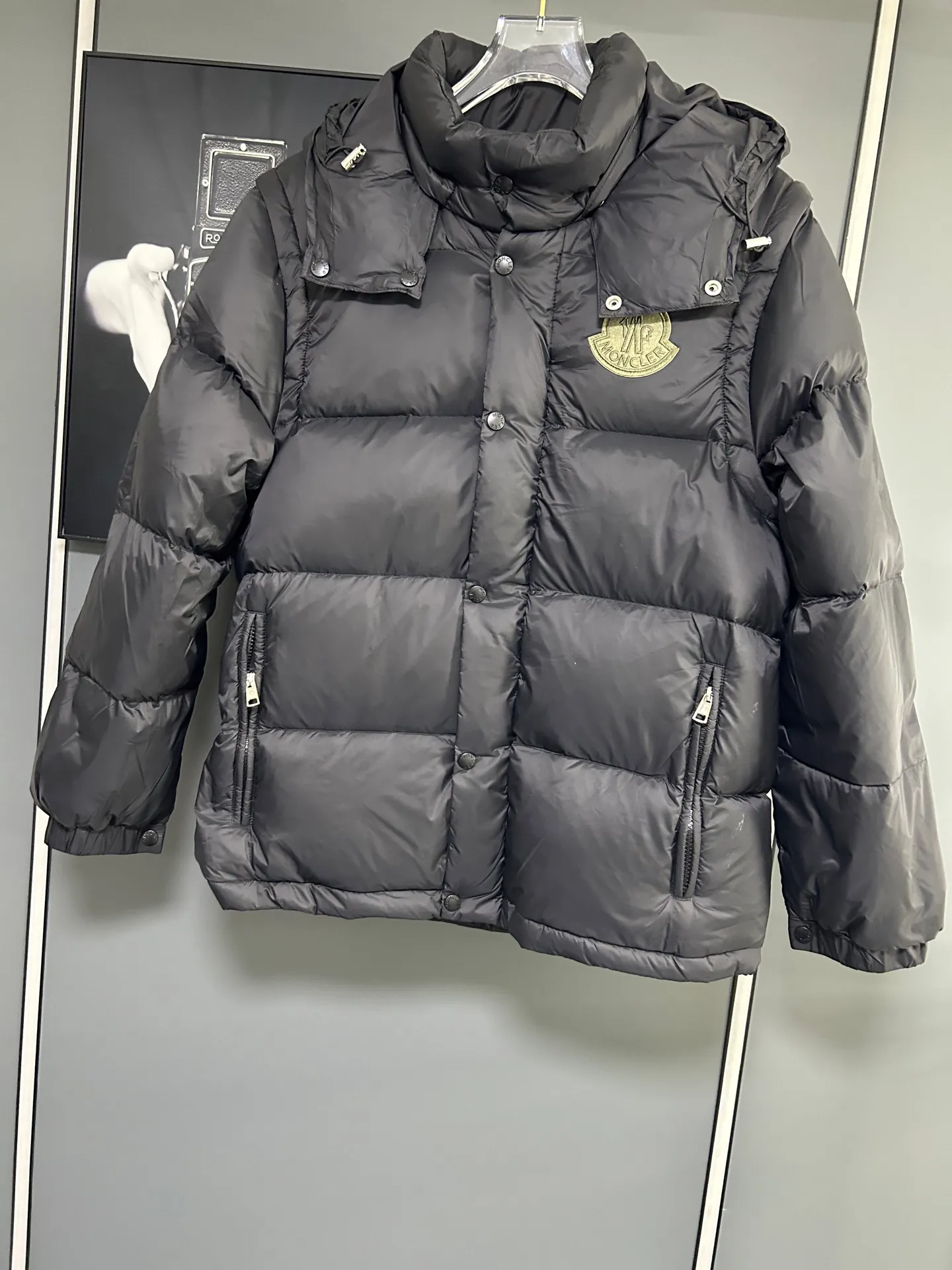 P800 2025 new autumn and winter style Moncler Avocette detachable vest down jacket original custom-made hardware accessories are fully imported and original customization is welcome. Absolutely high quality using top-grade 95 white duck down. Super soft and fluffy. Super heavy-duty fabric. Excellent workmanship. Perfect version. Note △The fabric is super comfortable and warm. Exclusive non-market product. The upper body effect is super good. Same style for men and women. Color: Black Size: M-3XL