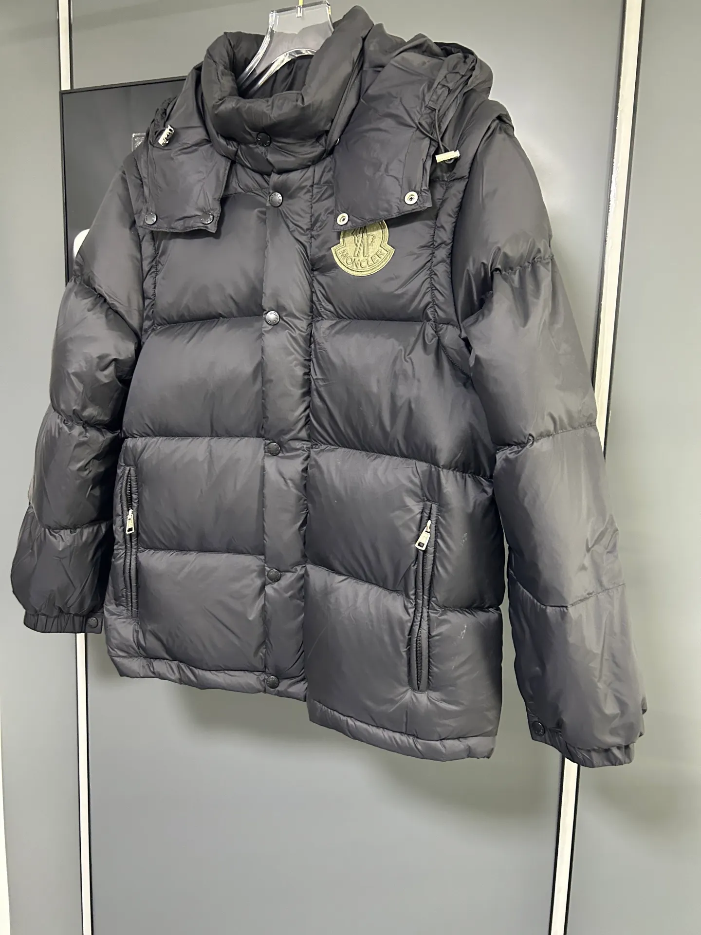 P800 2025 new autumn and winter style Moncler Avocette detachable vest down jacket original custom-made hardware accessories are fully imported and original customization is welcome. Absolutely high quality using top-grade 95 white duck down. Super soft and fluffy. Super heavy-duty fabric. Excellent workmanship. Perfect version. Note △The fabric is super comfortable and warm. Exclusive non-market product. The upper body effect is super good. Same style for men and women. Color: Black Size: M-3XL