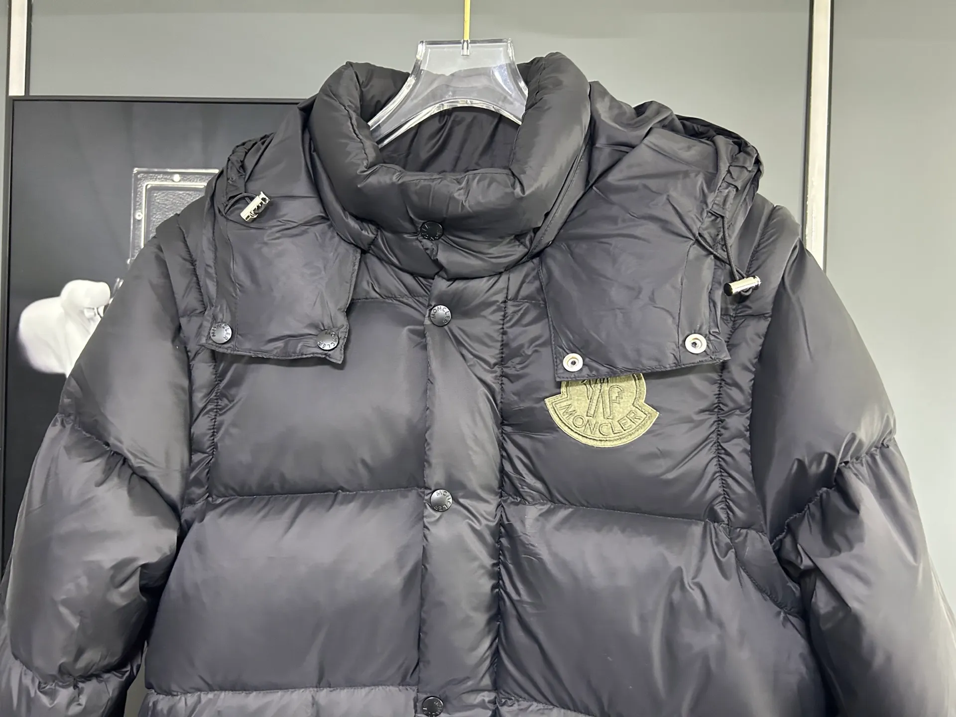 P800 2025 new autumn and winter style Moncler Avocette detachable vest down jacket original custom-made hardware accessories are fully imported and original customization is welcome. Absolutely high quality using top-grade 95 white duck down. Super soft and fluffy. Super heavy-duty fabric. Excellent workmanship. Perfect version. Note △The fabric is super comfortable and warm. Exclusive non-market product. The upper body effect is super good. Same style for men and women. Color: Black Size: M-3XL