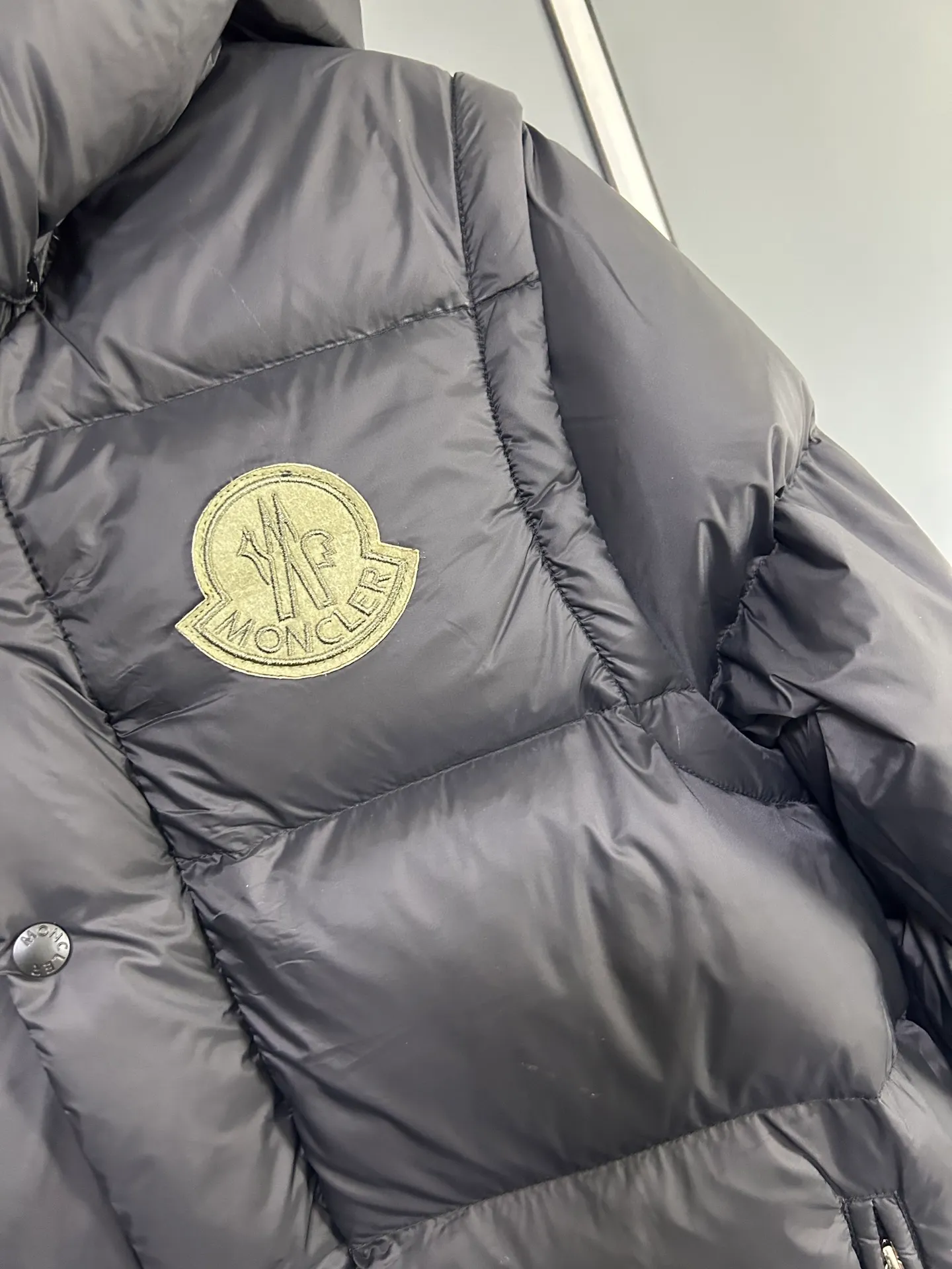 P800 2025 new autumn and winter style Moncler Avocette detachable vest down jacket original custom-made hardware accessories are fully imported and original customization is welcome. Absolutely high quality using top-grade 95 white duck down. Super soft and fluffy. Super heavy-duty fabric. Excellent workmanship. Perfect version. Note △The fabric is super comfortable and warm. Exclusive non-market product. The upper body effect is super good. Same style for men and women. Color: Black Size: M-3XL