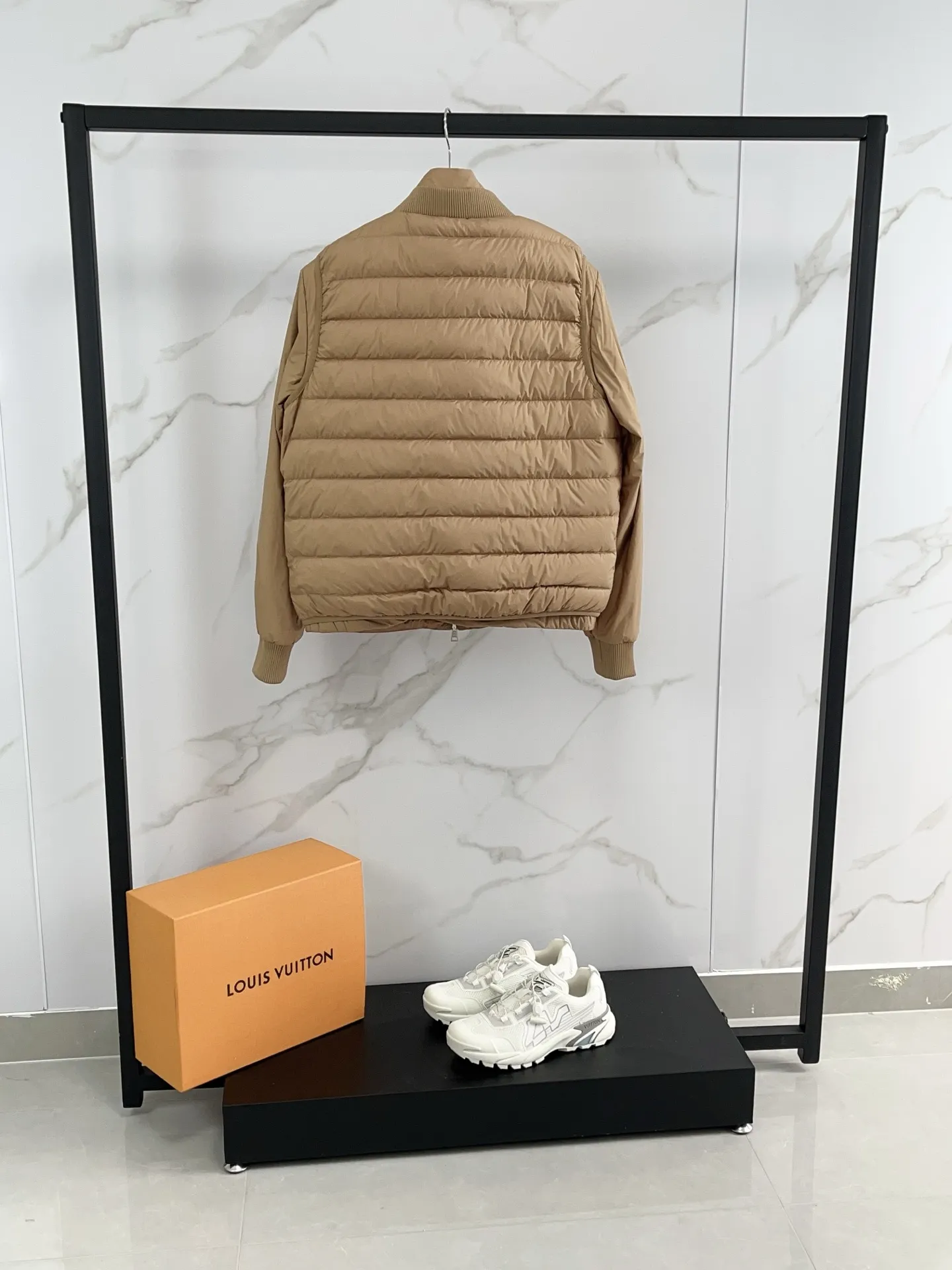 Special grade P1180 Moncler down jacket 2025 latest fashion designer down jacket. Every detail shows high-end craftsmanship. The design changes of structural tailoring show the diverse image changes of men. It is slim and neat, and tailored to meet the current popular multi-layered wear. It is a versatile style for life. Color: coffee black Code number: 12345