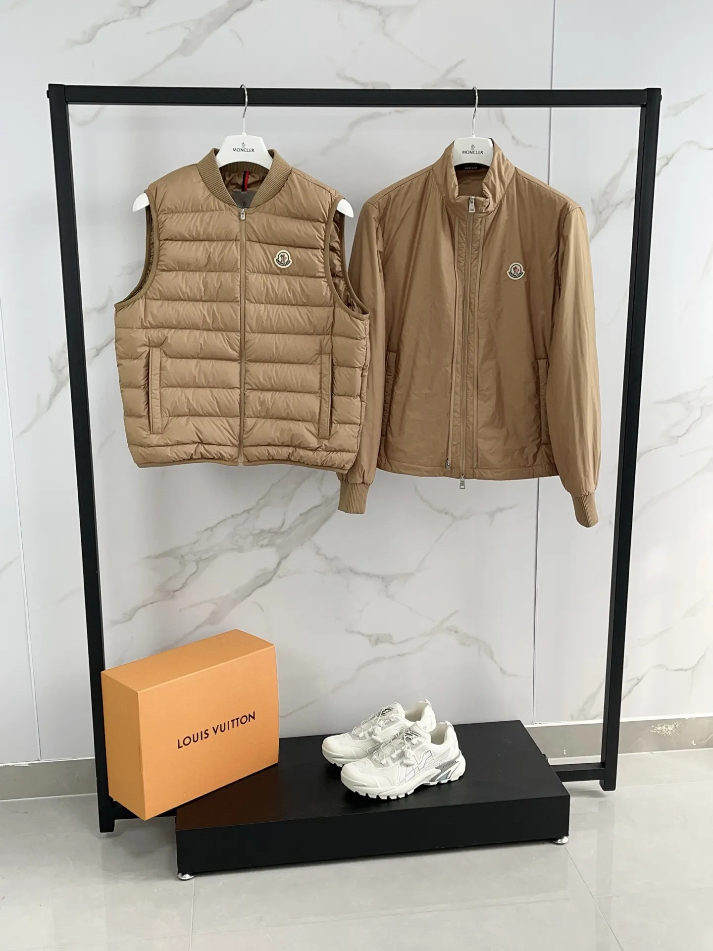 Special grade P1180 Moncler down jacket 2025 latest fashion designer down jacket. Every detail shows high-end craftsmanship. The design changes of structural tailoring show the diverse image changes of men. It is slim and neat, and tailored to meet the current popular multi-layered wear. It is a versatile style for life. Color: coffee black Code number: 12345