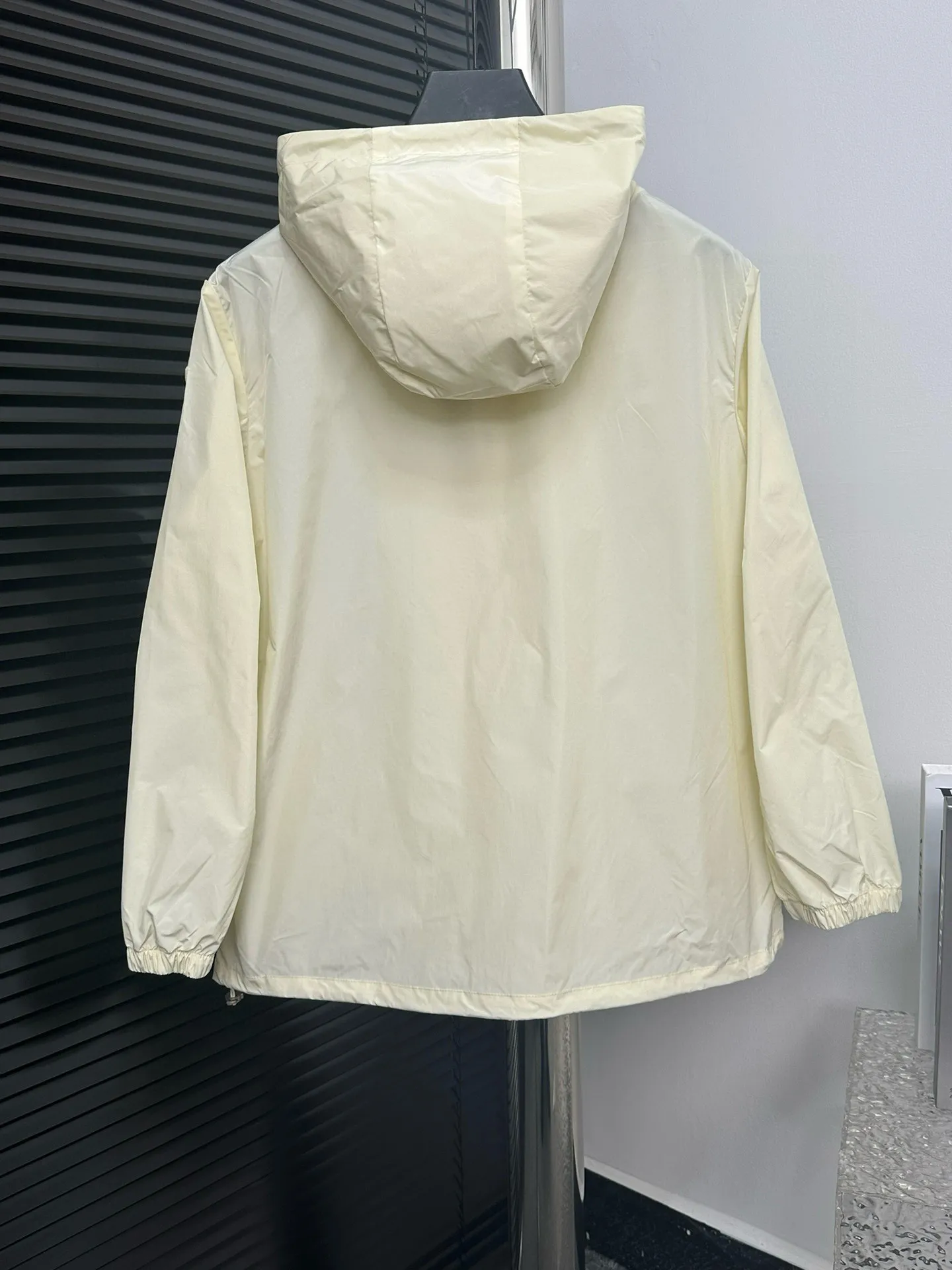 P480 [Moncler] Hooded Sun Protection Jacket for Women with Mouth Cover, Short Jacket, Sun Protection Jacket. Super breathable, perfect for sun protection in summer! This year’s hot workwear element, the mid-length version is also great at covering your flesh! The original hardware mold opening cannot be said to be similar, it can only be said to be exactly the same. Color: Black Milky White Pink Size: 0 1 2