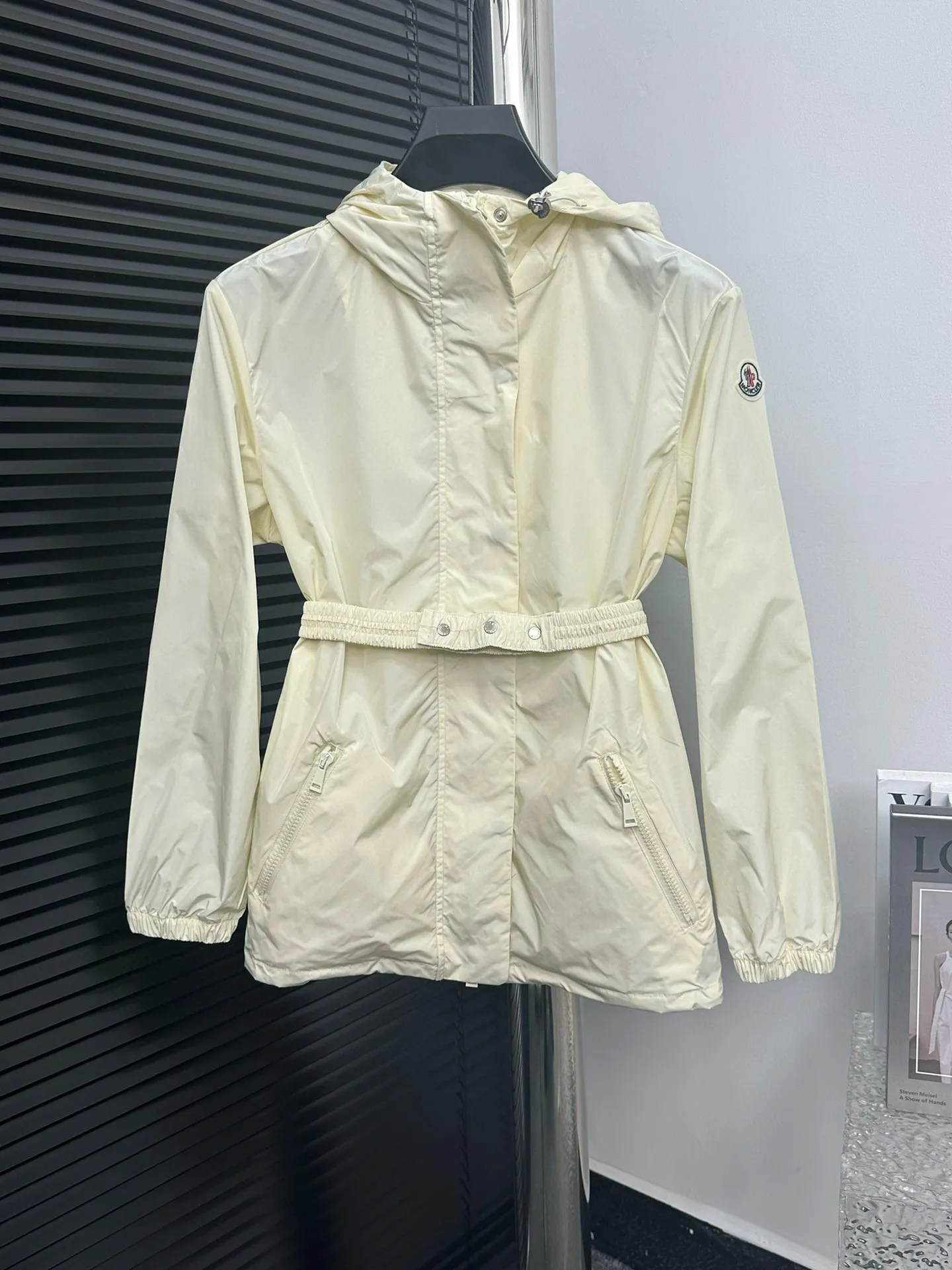 P480 [Moncler] Hooded Sun Protection Jacket for Women with Mouth Cover, Short Jacket, Sun Protection Jacket. Super breathable, perfect for sun protection in summer! This year’s hot workwear element, the mid-length version is also great at covering your flesh! The original hardware mold opening cannot be said to be similar, it can only be said to be exactly the same. Color: Black Milky White Pink Size: 0 1 2