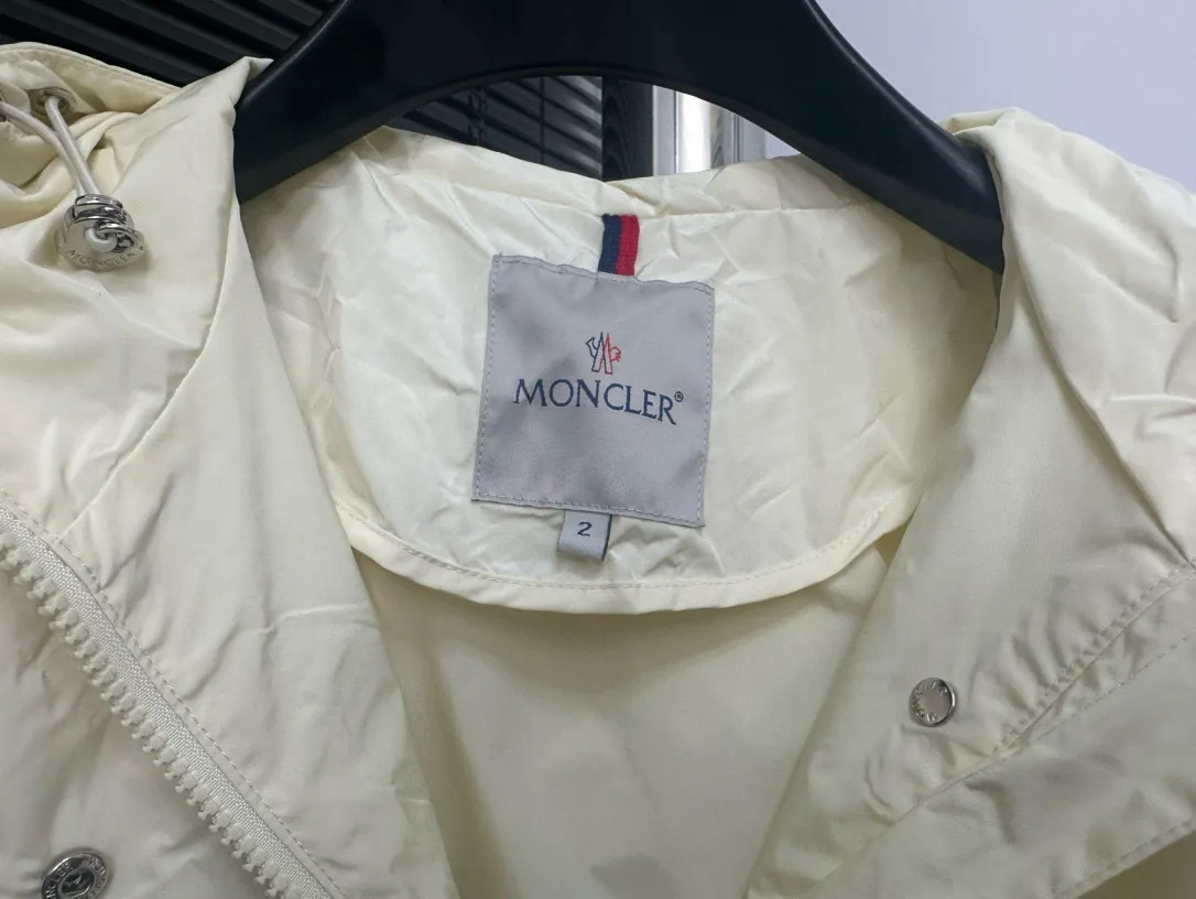 P480 [Moncler] Hooded Sun Protection Jacket for Women with Mouth Cover, Short Jacket, Sun Protection Jacket. Super breathable, perfect for sun protection in summer! This year’s hot workwear element, the mid-length version is also great at covering your flesh! The original hardware mold opening cannot be said to be similar, it can only be said to be exactly the same. Color: Black Milky White Pink Size: 0 1 2