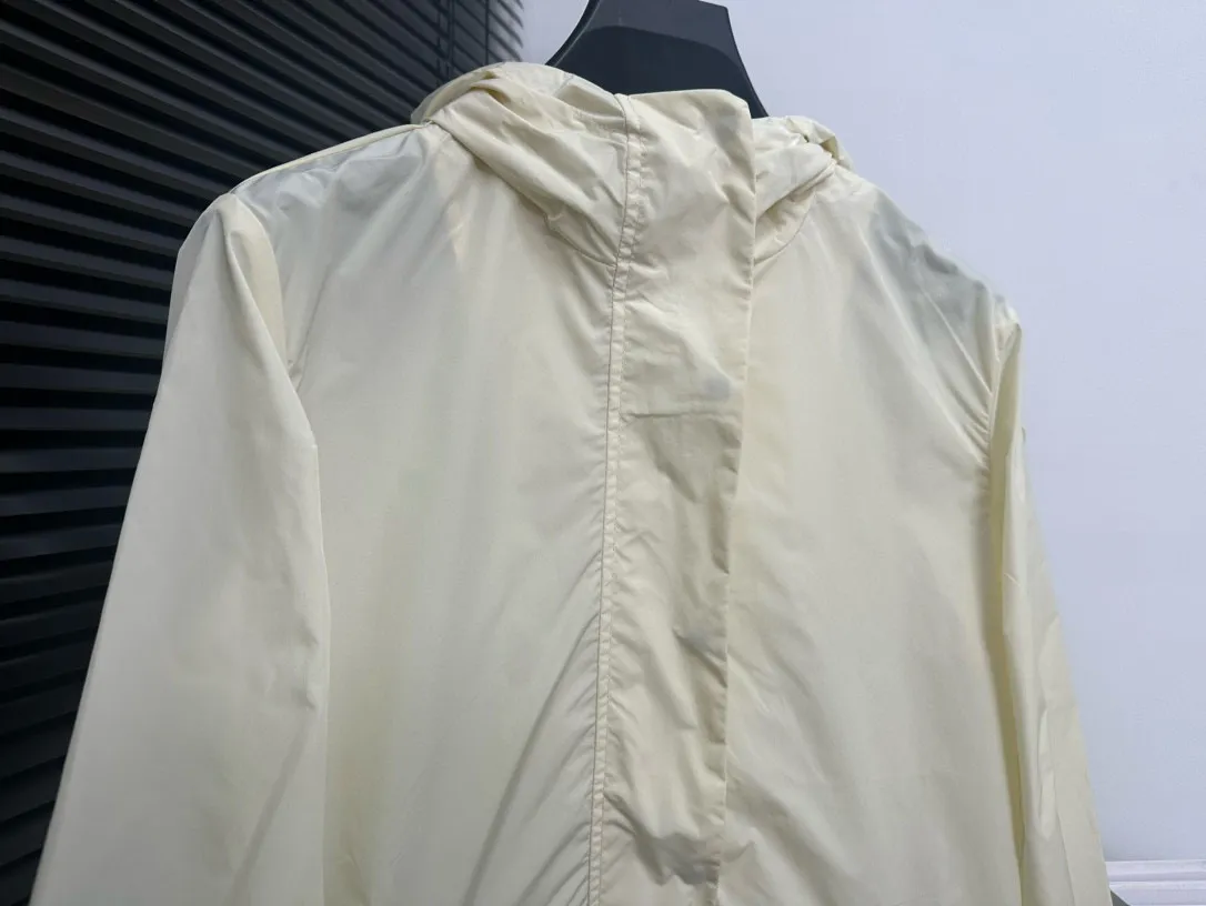 P480 [Moncler] Hooded Sun Protection Jacket for Women with Mouth Cover, Short Jacket, Sun Protection Jacket. Super breathable, perfect for sun protection in summer! This year’s hot workwear element, the mid-length version is also great at covering your flesh! The original hardware mold opening cannot be said to be similar, it can only be said to be exactly the same. Color: Black Milky White Pink Size: 0 1 2
