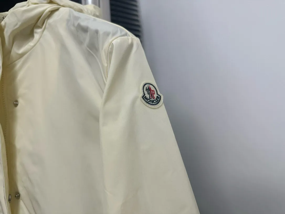 P480 [Moncler] Hooded Sun Protection Jacket for Women with Mouth Cover, Short Jacket, Sun Protection Jacket. Super breathable, perfect for sun protection in summer! This year’s hot workwear element, the mid-length version is also great at covering your flesh! The original hardware mold opening cannot be said to be similar, it can only be said to be exactly the same. Color: Black Milky White Pink Size: 0 1 2