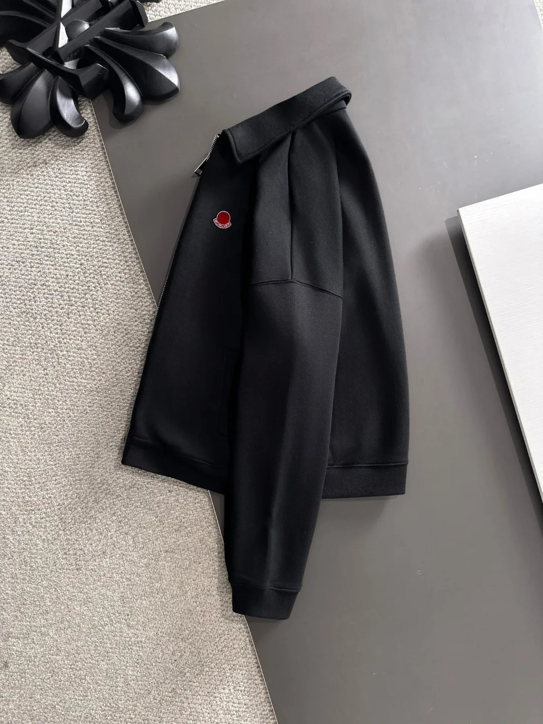 Next day shipment P460 MONCLER/Muzzle Exclusive launch of 25ss new autumn and winter lapel zipper jacket Many celebrities have the same style. Craftsmanship that ordinary small workshops cannot copy. We are not afraid of any challenges in terms of materials, detail restoration and craftsmanship, just to provide you with wonderful products. Compare the top original versions at will. No expense is spared just to make it better. Unique imported fabric feel. Purely imported German machine production. Precision operation and 10,000-needle density. A full set of new accessories and three standards are fully customized simultaneously. The upper body is versatile and fashionable. The perfect choice for autumn and winter. A must-have item. Size chart: S to XXL (or please state your height and weight when placing an order)