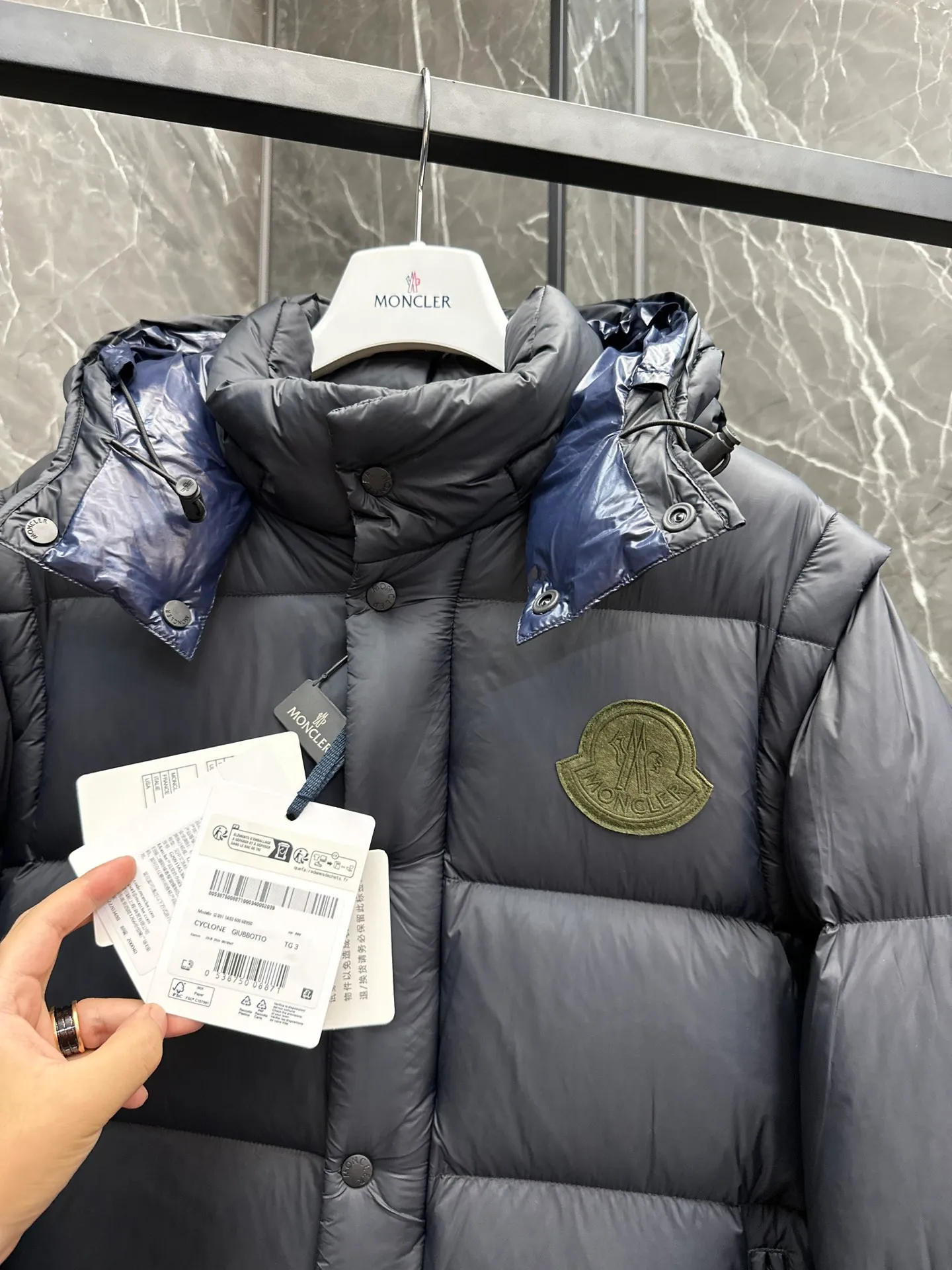 P900 Premium down ⬆️Moncler Cyclone 2-in-1 down jacket. ⚠️Duck down filling, small size filling 320g➕, easy to wear in winter in one piece. Changeable/jacket/hooded vest/stand collar vest/hooded down jacket. The Cyclone down jacket is equipped with detachable sleeves and can be worn as a vest or jacket.  The Cyclone down jacket is a modern take on the classic silhouette of the 1980s, with a new, simple silhouette. This short down jacket is made from nylon and features easily removable sleeves, allowing you to convert the jacket into a vest. A removable hood and contrast lining complete the design. Details • Made of nylon fabric • Nylon laqué lining • Filled with down • Detachable hood and sleeves • Zipper and snap closure • Zipper pockets • Elastic cuffs • Elastic drawstring hem Size: 1-5 Black Dark Blue Chocolate Baby Blue Four Colors Couple Style. D9888055780