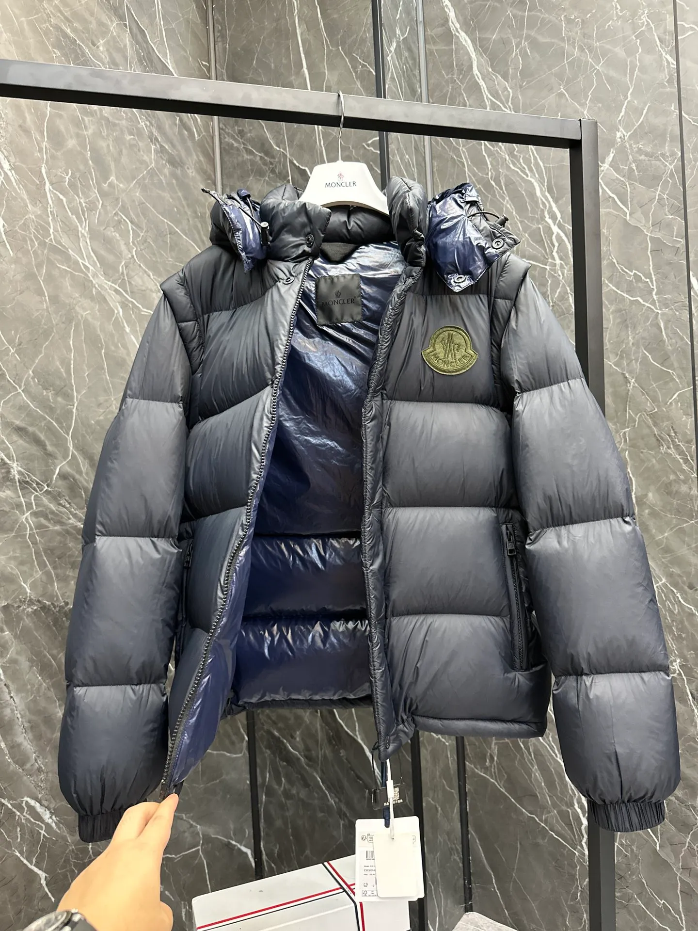 P900 Premium down ⬆️Moncler Cyclone 2-in-1 down jacket. ⚠️Duck down filling, small size filling 320g➕, easy to wear in winter in one piece. Changeable/jacket/hooded vest/stand collar vest/hooded down jacket. The Cyclone down jacket is equipped with detachable sleeves and can be worn as a vest or jacket.  The Cyclone down jacket is a modern take on the classic silhouette of the 1980s, with a new, simple silhouette. This short down jacket is made from nylon and features easily removable sleeves, allowing you to convert the jacket into a vest. A removable hood and contrast lining complete the design. Details • Made of nylon fabric • Nylon laqué lining • Filled with down • Detachable hood and sleeves • Zipper and snap closure • Zipper pockets • Elastic cuffs • Elastic drawstring hem Size: 1-5 Black Dark Blue Chocolate Baby Blue Four Colors Couple Style. D9888055780