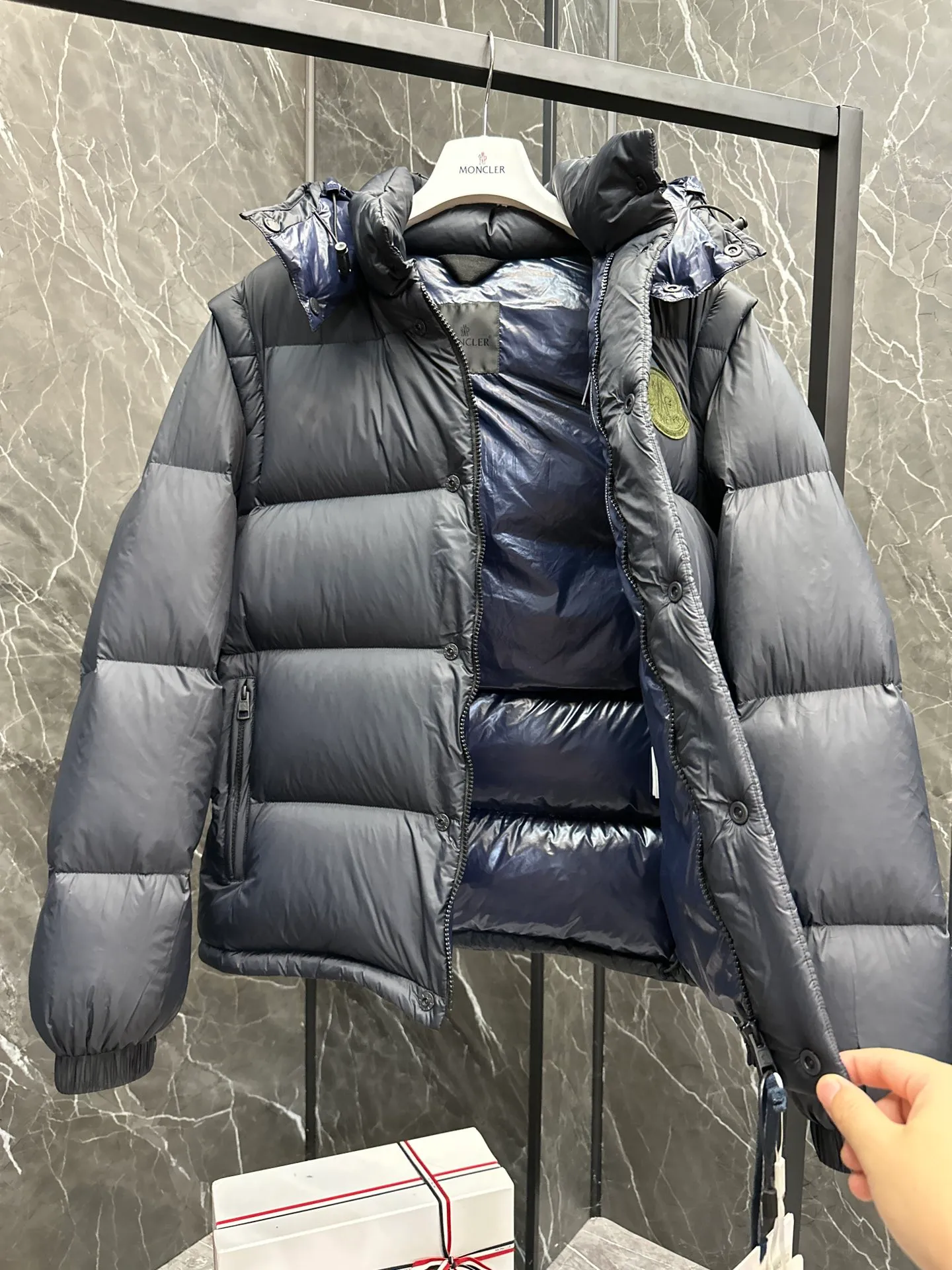 P900 Premium down ⬆️Moncler Cyclone 2-in-1 down jacket. ⚠️Duck down filling, small size filling 320g➕, easy to wear in winter in one piece. Changeable/jacket/hooded vest/stand collar vest/hooded down jacket. The Cyclone down jacket is equipped with detachable sleeves and can be worn as a vest or jacket.  The Cyclone down jacket is a modern take on the classic silhouette of the 1980s, with a new, simple silhouette. This short down jacket is made from nylon and features easily removable sleeves, allowing you to convert the jacket into a vest. A removable hood and contrast lining complete the design. Details • Made of nylon fabric • Nylon laqué lining • Filled with down • Detachable hood and sleeves • Zipper and snap closure • Zipper pockets • Elastic cuffs • Elastic drawstring hem Size: 1-5 Black Dark Blue Chocolate Baby Blue Four Colors Couple Style. D9888055780