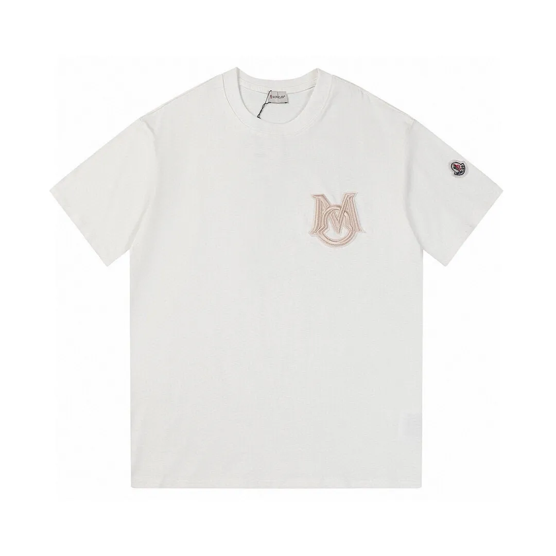 P134 Style No.: 811 〈MONCLER〉The price of the MONCLER is actually quite advantageous. Those who have been to the counters should know that the price of the MONCLER is not much cheaper than that of Gucci Burberry. It is just relatively low-key and unwilling to hype. It is a picture that you want to buy or not. It has an arrogant existence... Exclusively customized 270 grams of 32-count double-yarn smooth cotton. The texture is very soft and comfortable. 100% top-grade fabrics that are different from the market (no shrinkage, no deformation, no pilling) Matched with 320g 1*1 thread (fabric threads are dyed in the same vat, no color difference, threads are not easy to deform) Color: Black White Size: S-XL
